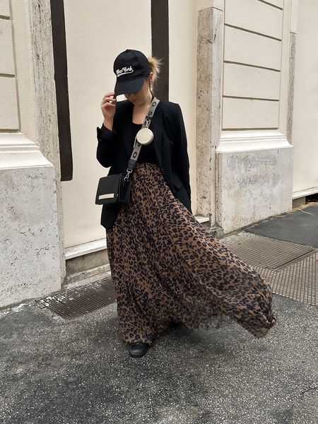 Spring look with long leopard skirt, black blazer and black top

Idea outfit primaverile con blazer, top nero e gonna lunga leopardata 

Chicwish, H&M, spring outfit, day look, outfit with long skirt, crossbody bag 