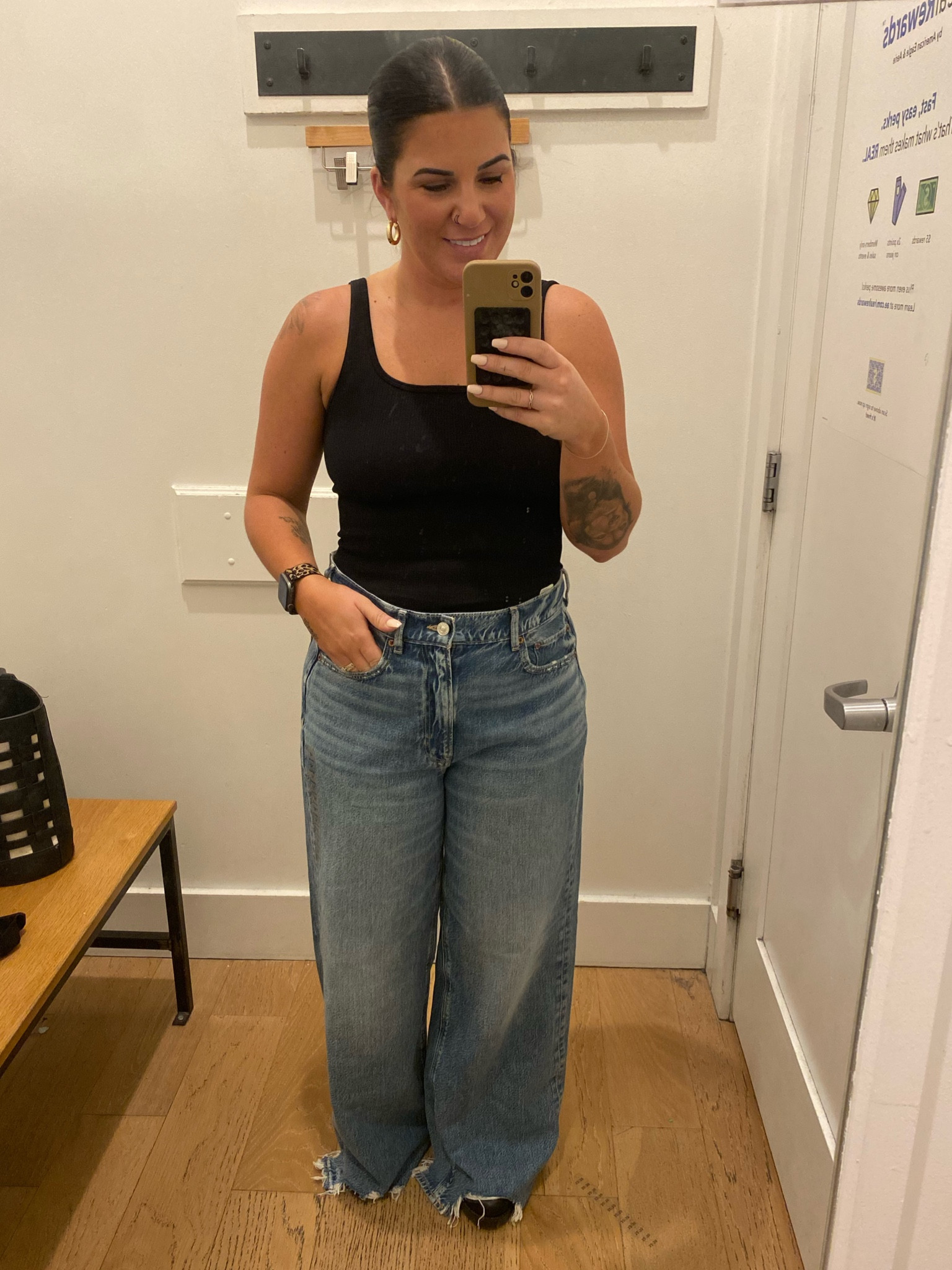 These American Eagle jeans are so flattering and comfortable! 🖤