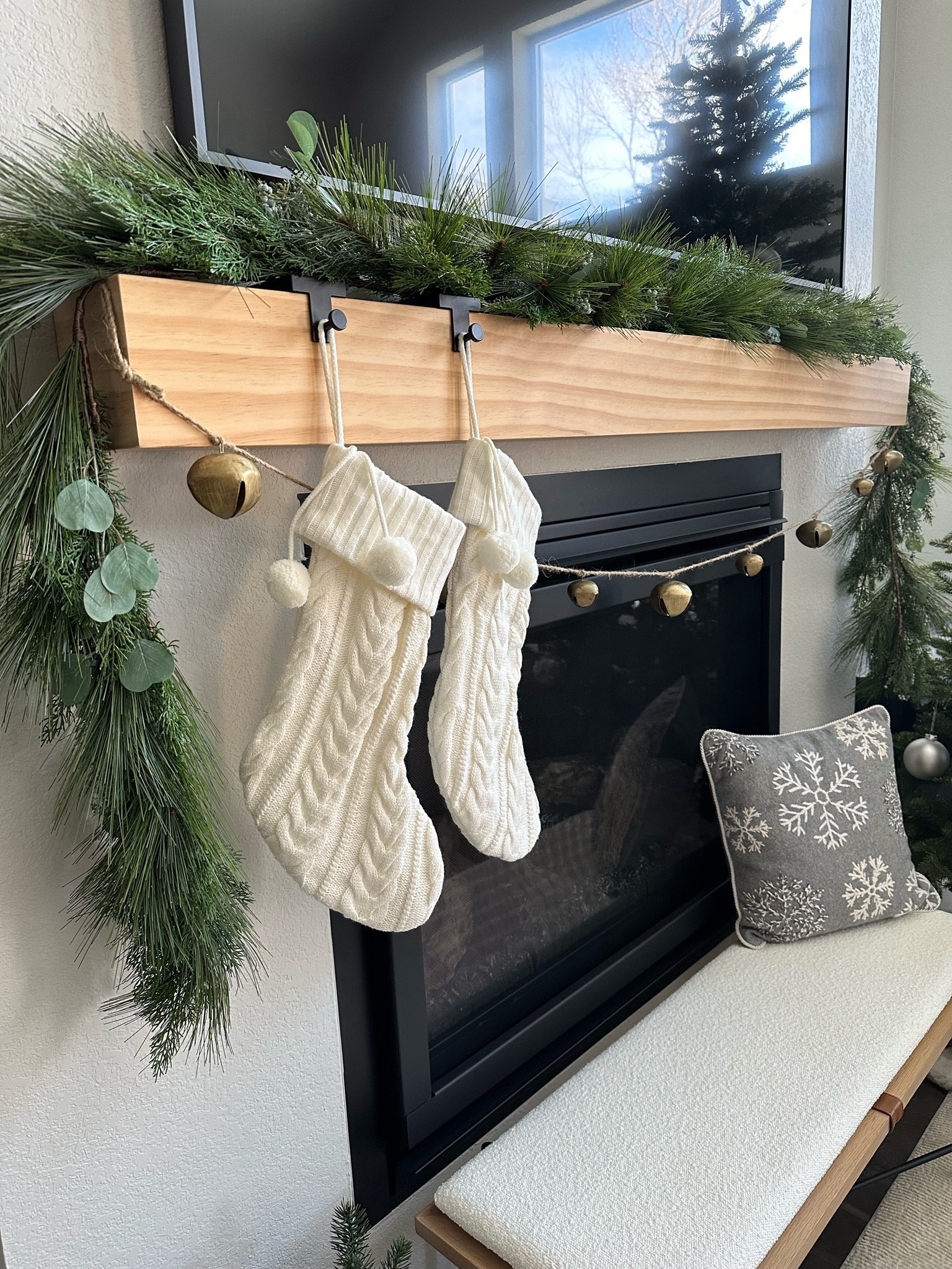 Linking my Christmas mantel decor!

Home decor, Christmas mantel, Christmas decor, Christmas stocking, Christmas garland

#LTKHoliday #LTKSeasonal #LTKhome