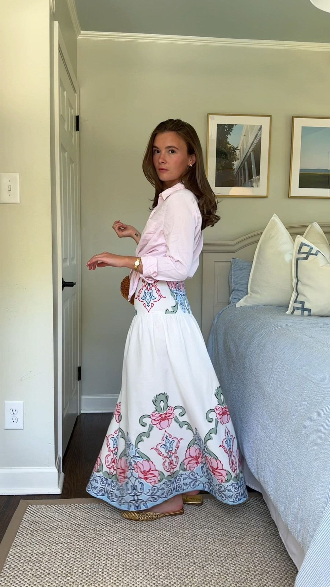 This skirt is so perfect for styling with pastels and whites! Casual with a tank, dressy with a blouse. Wearing an xs and I’m 5’2” 