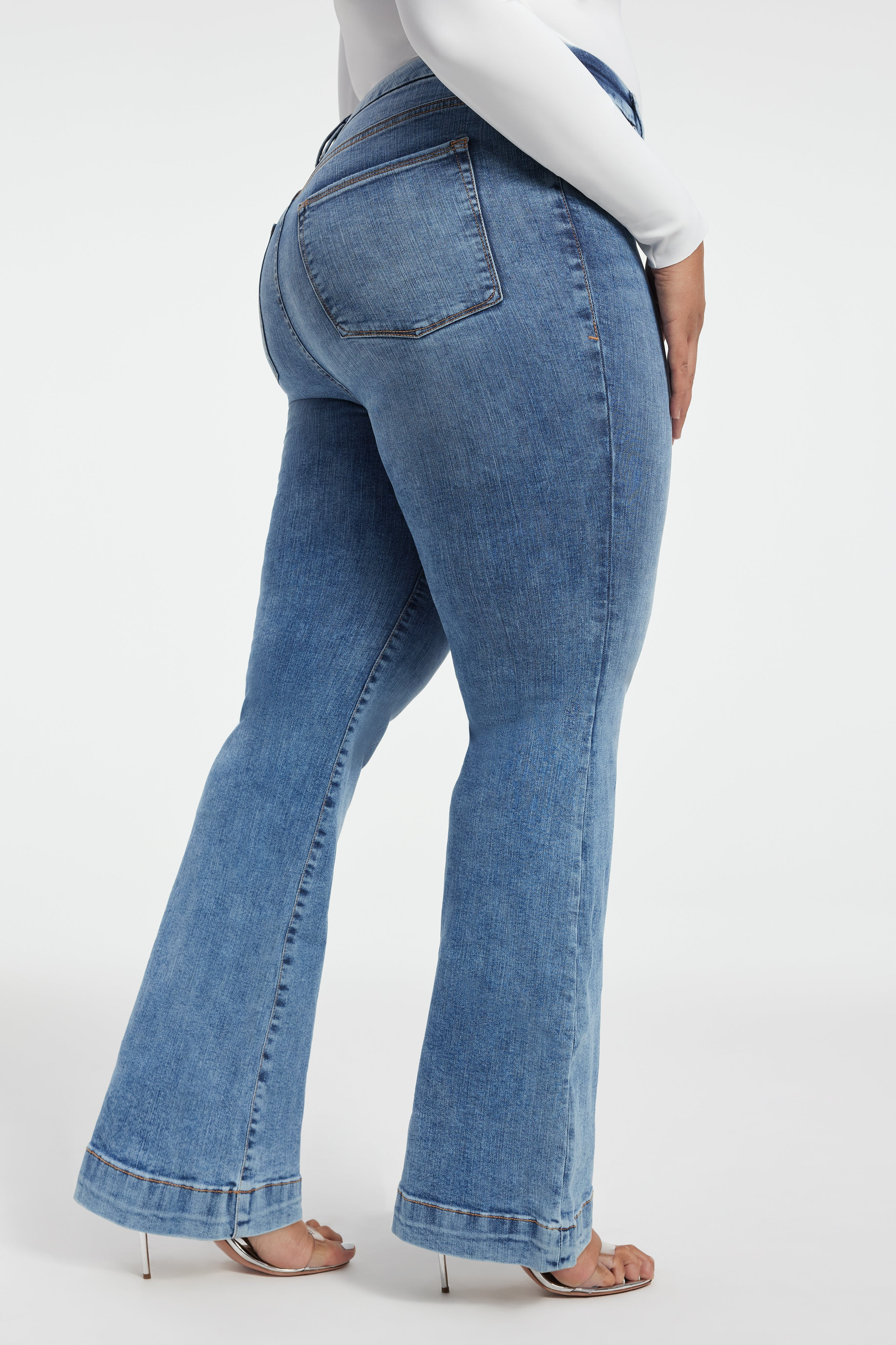GOOD LEGS FLARE JEANS | INDIGO445 | Good American