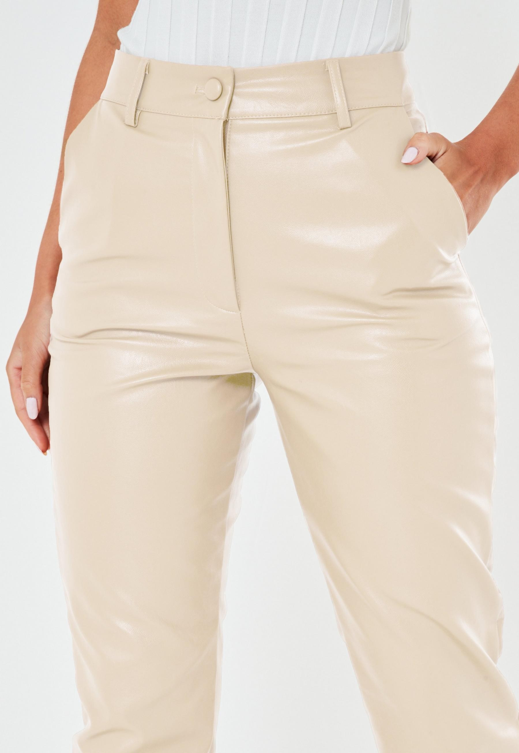 Missguided - Zigarettenhose aus Kunstleder mit gekrempeltem Saum in Creme | Missguided (DE)