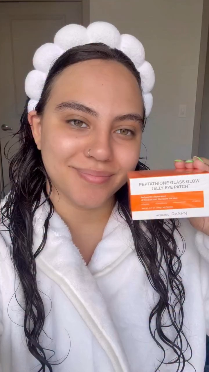 Slow self-care sundays with @re.spn_global ✨ be sure to check out Re.SPN products on amazon. 

#respnjelly #nwejellymask #cicapdrnjellymask #peptathionejelly  #jellypatch