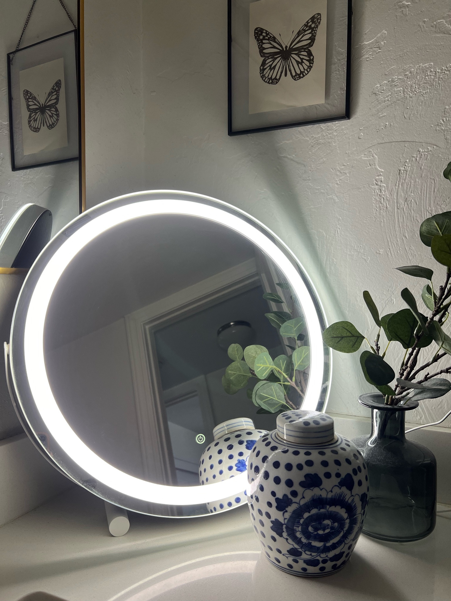 This LED vanity mirror from Amazon >>> 🪞

#LTKBeauty #LTKFindsUnder50 #LTKSaleAlert