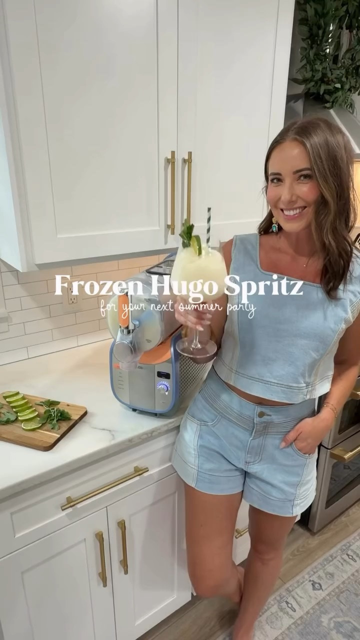Frozen Hugo Spritz! 🍋‍🟩 ✨☀️

The perfect refreshing drink for summer!

The recipe! 
+ Prosecco: 3 cups (chilled) just use the entire bottle!
+ St-Germain Elderflower Liqueur: 2 cups
+ Water: 2 cups (or substitute sparkling water/club soda)
+ Fresh Lime Juice: 1/4 cup
+ Garnish with fresh limes and mint leaves!

Pro tip: The next time I make it I won’t add as much St. Germain and will add more Prosecco and water (note: I didn’t use club soda for this recipe) I loveee my @ninjakitchen slushi machine!!

Comment GREEN for everything I used!!

.
.
.
#hugospritz #spritz #ninjaslushi #spritzer #summerdrink