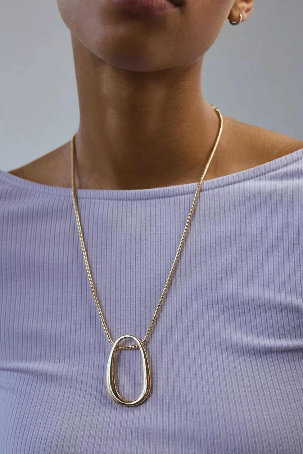 Suki Oblong Pendant Chain Necklace | Urban Outfitters (US and RoW)