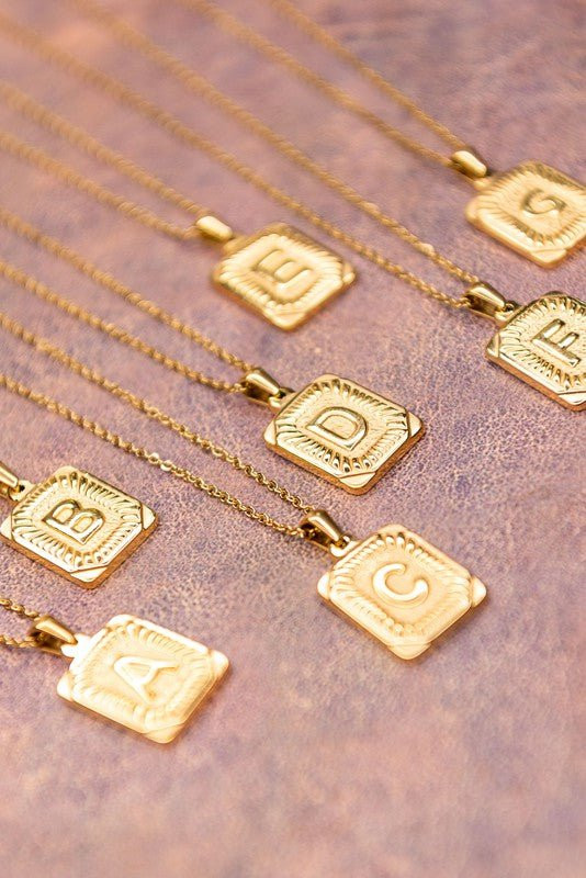 Initial Necklace R | amandenimes