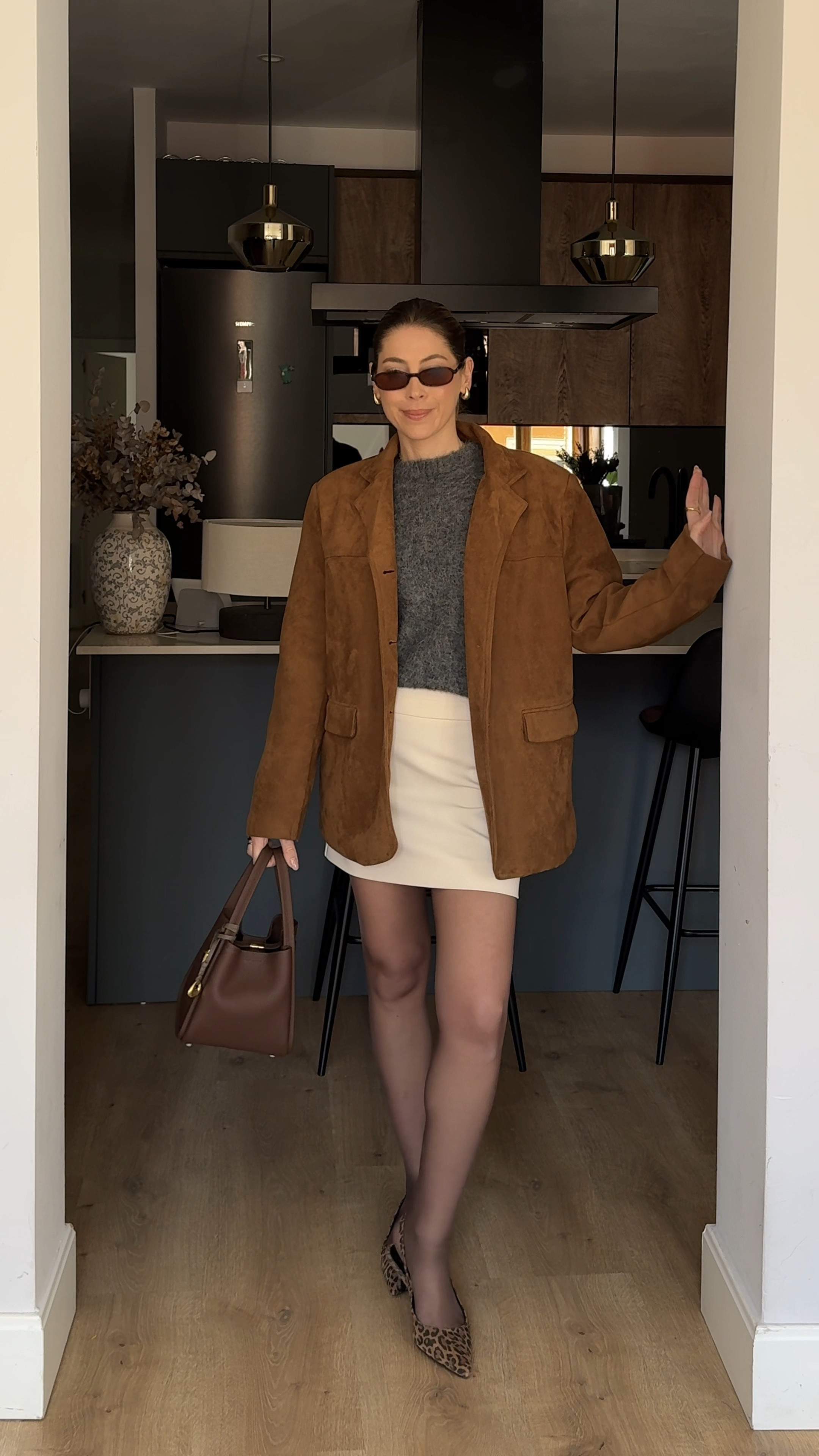 Wildleder blazer, Minirock Creme, grauer Strickpulli, Frühlingsoutfit, Casual Date Outfit,  blazer suede, grey jumper, miniskirt cream,

#LTKdeutschland #LTKeurope #LTKspring