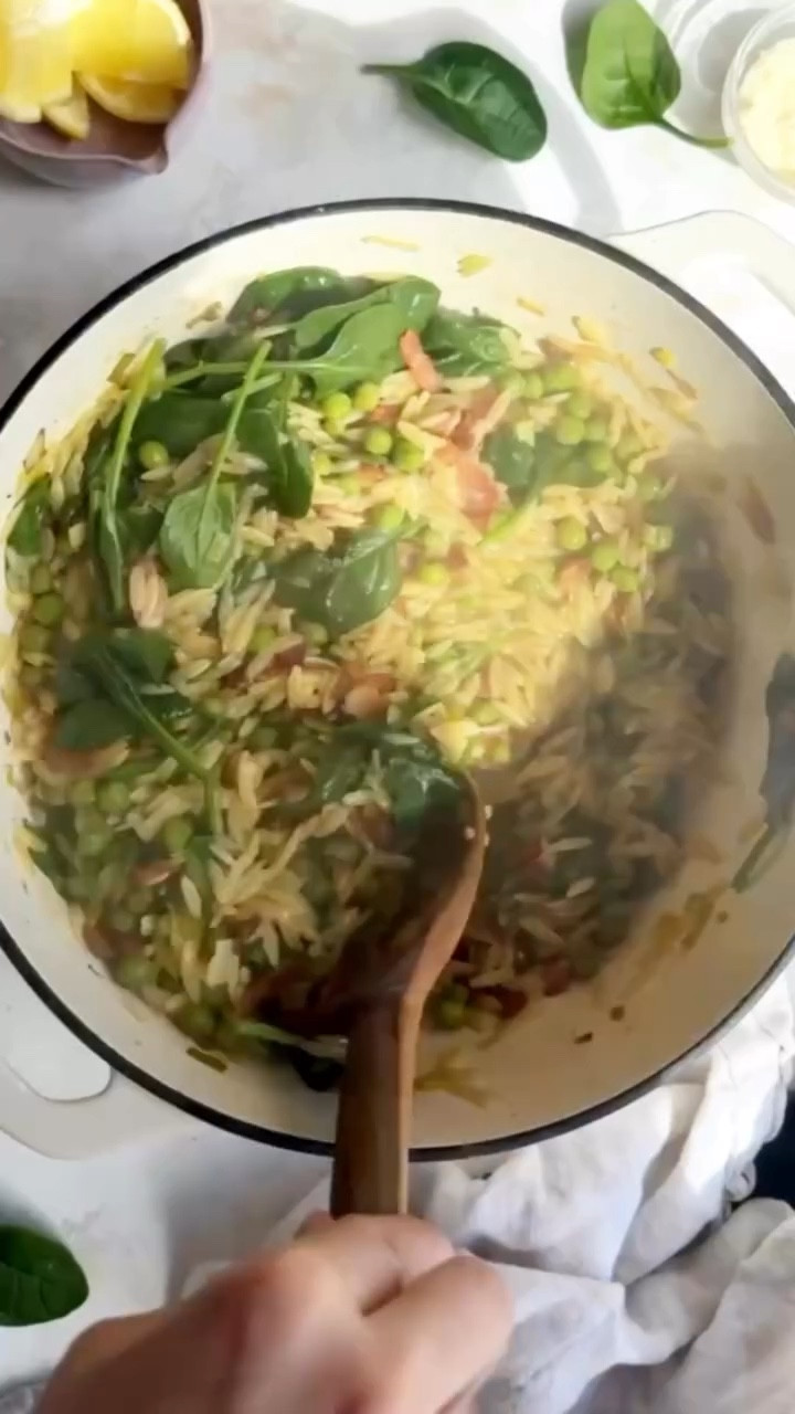 Orzo with Bacon, Leeks, Peas, Spinach & Lemon 🍋🥓🌿 This one-pot orzo is cozy, bright, and packed with flavor—ready in about 30 minutes and perfect for busy weeknights. ￼

✨ SAVE this for later 

I love recipes like this that feel a little elevated but are made with simple ingredients. The bacon adds that savory depth, the leeks get sweet and soft, and the lemon at the end makes everything pop. It’s one of those dinners that tastes like you put in way more effort than you did—and my family always goes back for seconds.

✅ One-pot = easy cleanup
✅ Ready in about 30 minutes
✅ Cozy but fresh and bright
✅ High Fiber
✅ Weeknight-friendly but feels special

Get the full recipe here: https://www.skinnytaste.com/orzo-with-bacon-leeks-peas-spinach-and-lemon/

Follow @skinnytaste for more high-protein, feel-good recipes 💚