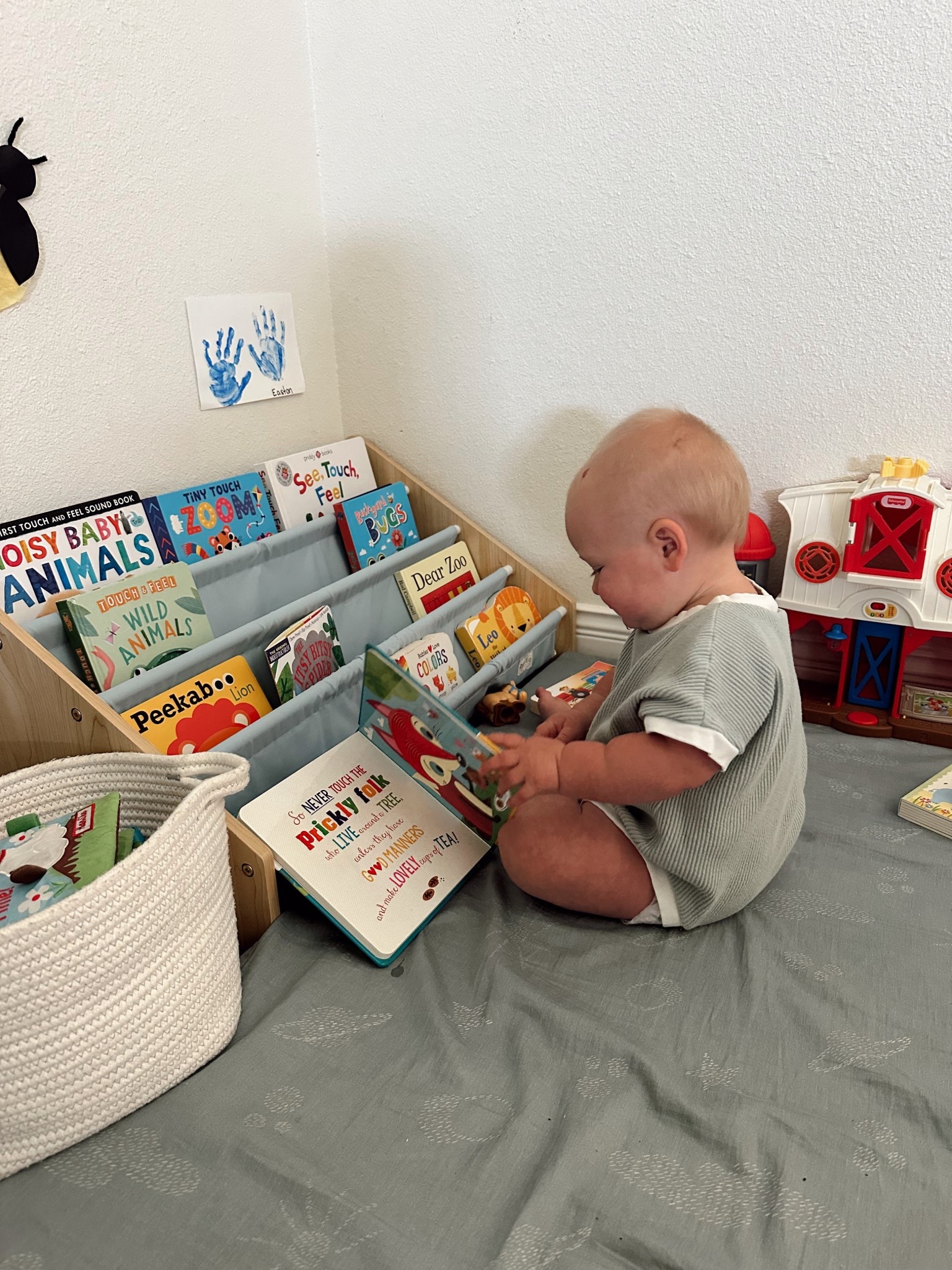 The perfect little baby accessible bookshelf 📖 


Baby books, baby bookshelf, playmat, baby playmat, baby playroom