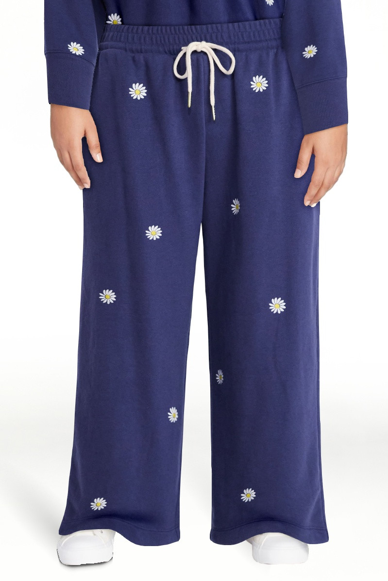 Free Assembly Women's and Women's Plus Embroidered Cropped Sweatpants, 23" Inseam, Sizes XS-4X | Walmart (US)