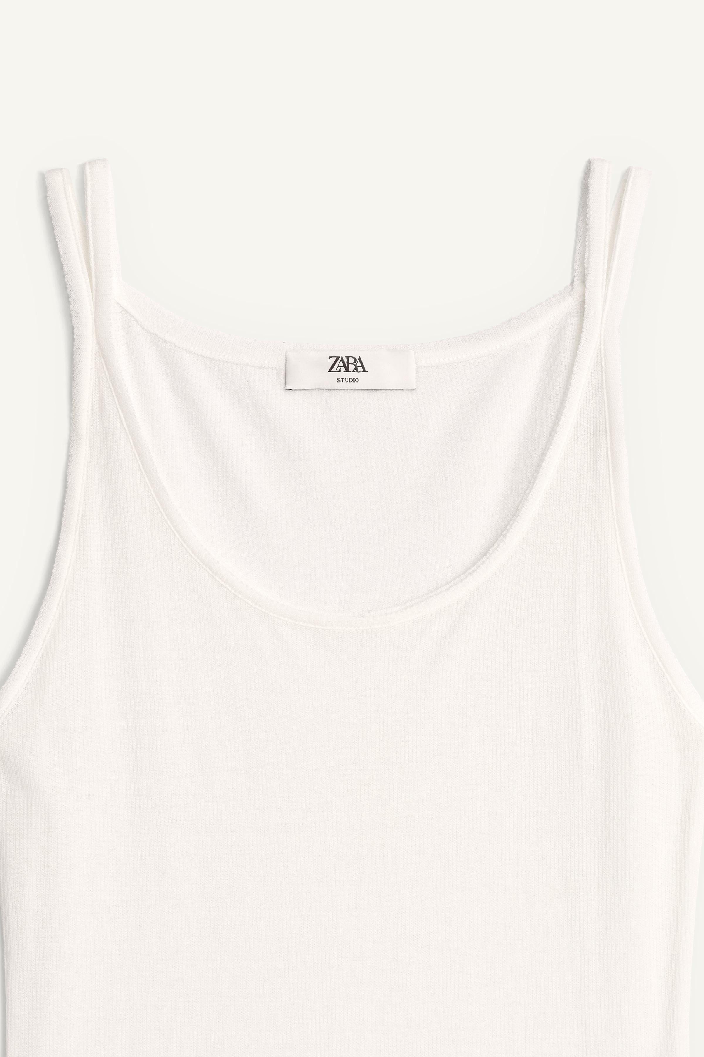 Top with a main cotton yarn fabric. Round neck and thin straps. Straight hem. | Zara UK