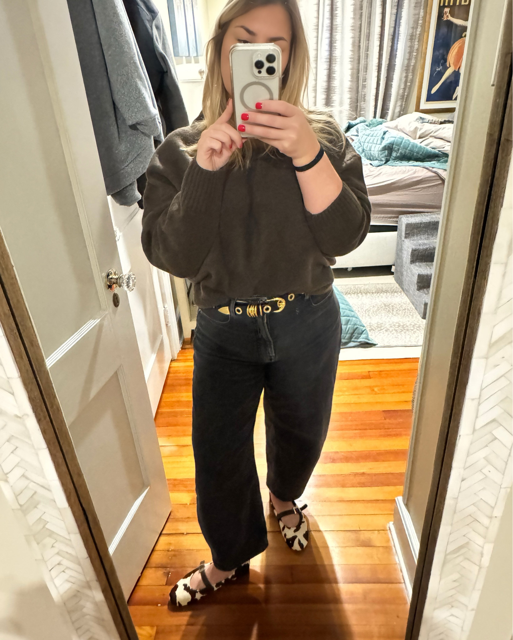 Favorite sweater and jeans. And a moment for these flats

Winter comfortable outfit inspiration baggy jeans barrel denim pants ballet plays sweater warm affordable 