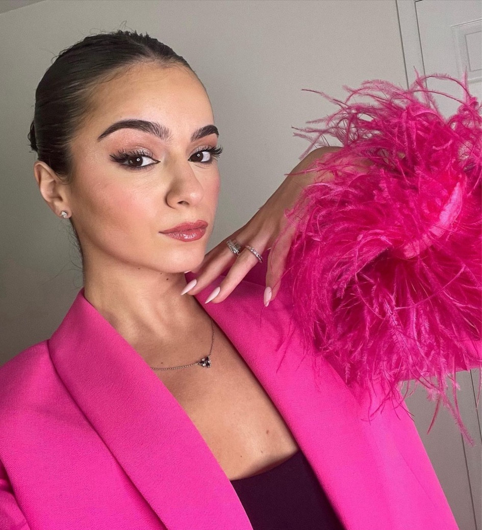 2 of my favorite things: pink & feathers 💕 Blazer is Zara!