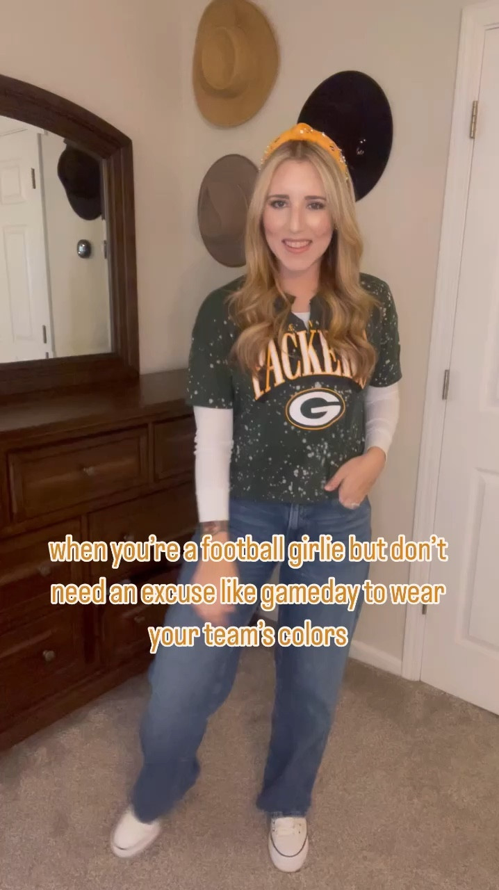 I think it’s safe to say that I own more #packers gear than I do sweaters 😆🧀💚

size small - 5’5/130 for reference 

#greenbaypackers #packers #nfl #fanatics #gameday #footballgirlie #football #nfl 

#LTKActive #LTKSeasonal