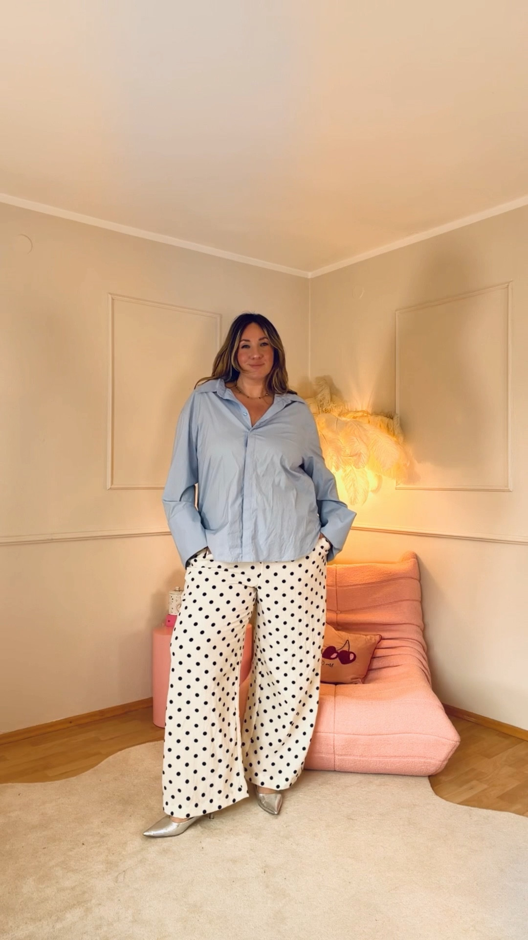Die virale Polka-Dot-Hose kennt ihr bestimmt – die von Adidas, die überall ausverkauft ist und leider auch nicht wirklich grösseninklusiv war. 🫠
Aber: Ich habe eine richtig tolle Alternative gefunden! Und das Beste? Sie gibt es bis Grösse 54 sowie in Kurz- und Langgrössen. 🙌

Ich habe sie direkt in verschiedenen Looks gestylt, um zu zeigen, wie vielseitig sie ist – von casual bis etwas schicker.

Jetzt bin ich neugierig: Würdet ihr die Polka-Dot-Hose tragen? 🤍
Und welcher Look gefällt euch am besten?

#LTKgrwm #LTKPlusSize #LTKspringtrends