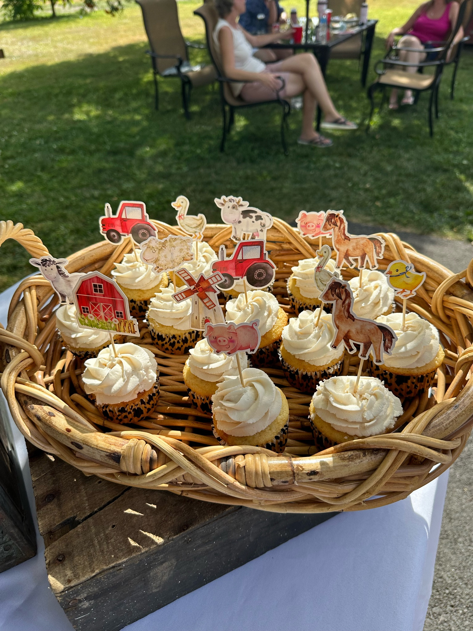 Farm theme birthday cupcakes! 


Baby birthday, toddler birthday, baby farm themed birthday, toddler farm themed birthday, farm cupcakes, farm cupcake topper 