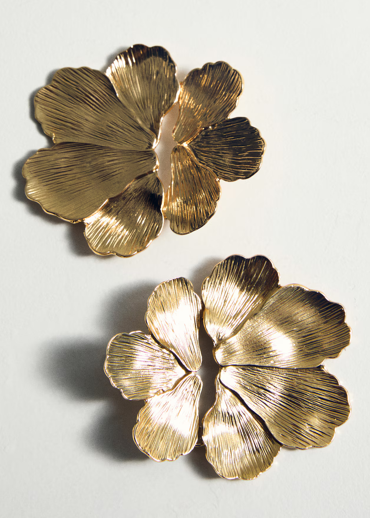 Textured flower earrings - Women | MANGO United Kingdom | MANGO (UK)