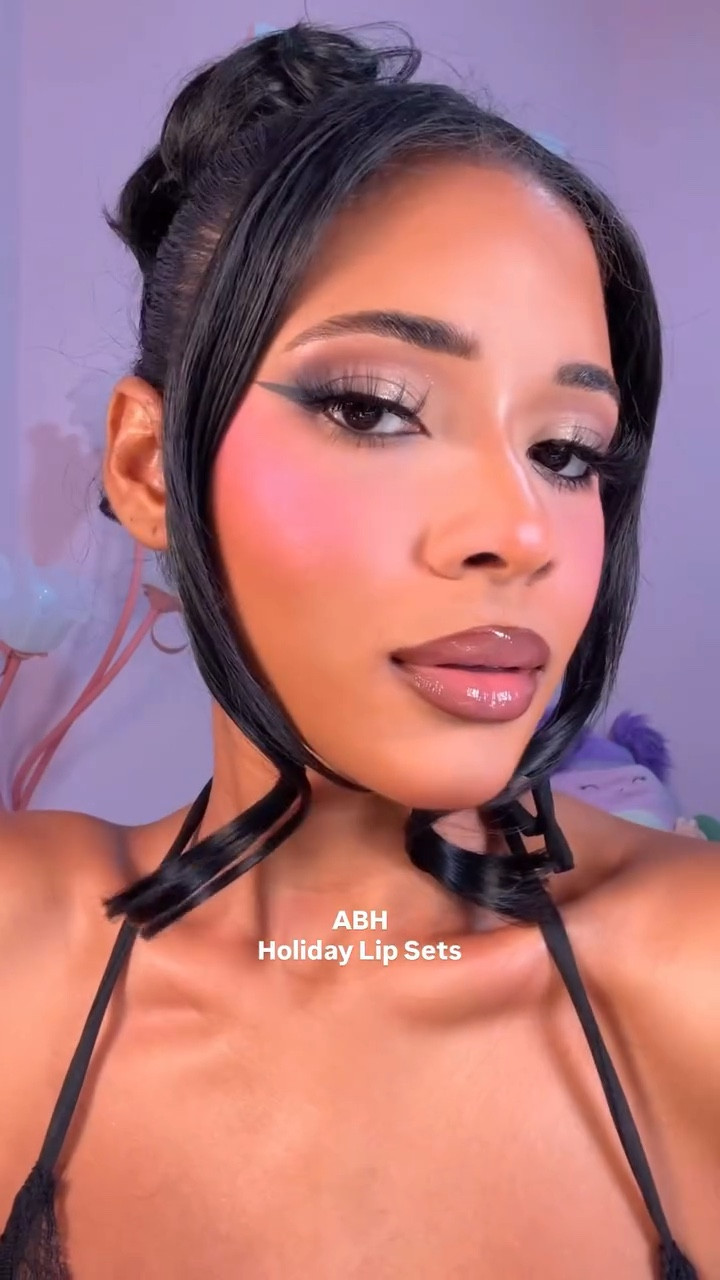 nude lip combo featuring @anastasiabeverlyhills’ new holiday lip sets 🤎💋 !!

midnight rouge lip liner 
kiss lip velvet 
molten lip gloss 

#abh #lipcombo