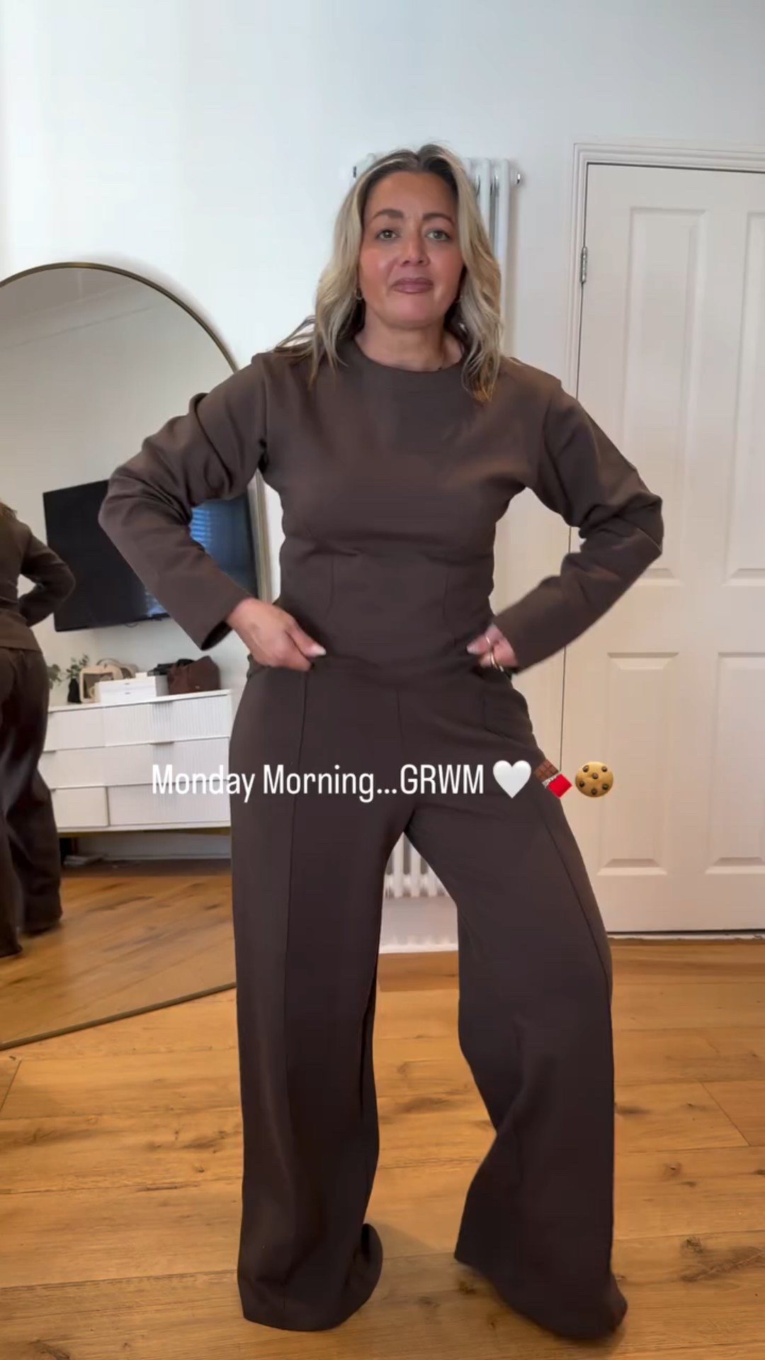 GRWM: Monday morning outfit 😍 

Wow, wow wow what can I say about this co-ord? It is insane 🤩 actually obsessed 

The wide leg trousers with the front plate absolute perfection. The fabric is so soft and then the cinched waste sweatshirt 10 out of 10. It is so nice. ! I actually wore this the other day and I had so many compliments on this co ord 

And then finished with this gorgeous camel colour suede coat & bag 

Drop me a comment below if this is your kind of outfit 😍😍

All linked in today’s stories and saved in my October highlights 
🔗🔗🔗🔗 

@prettylittlething @metapicuk (pr)
