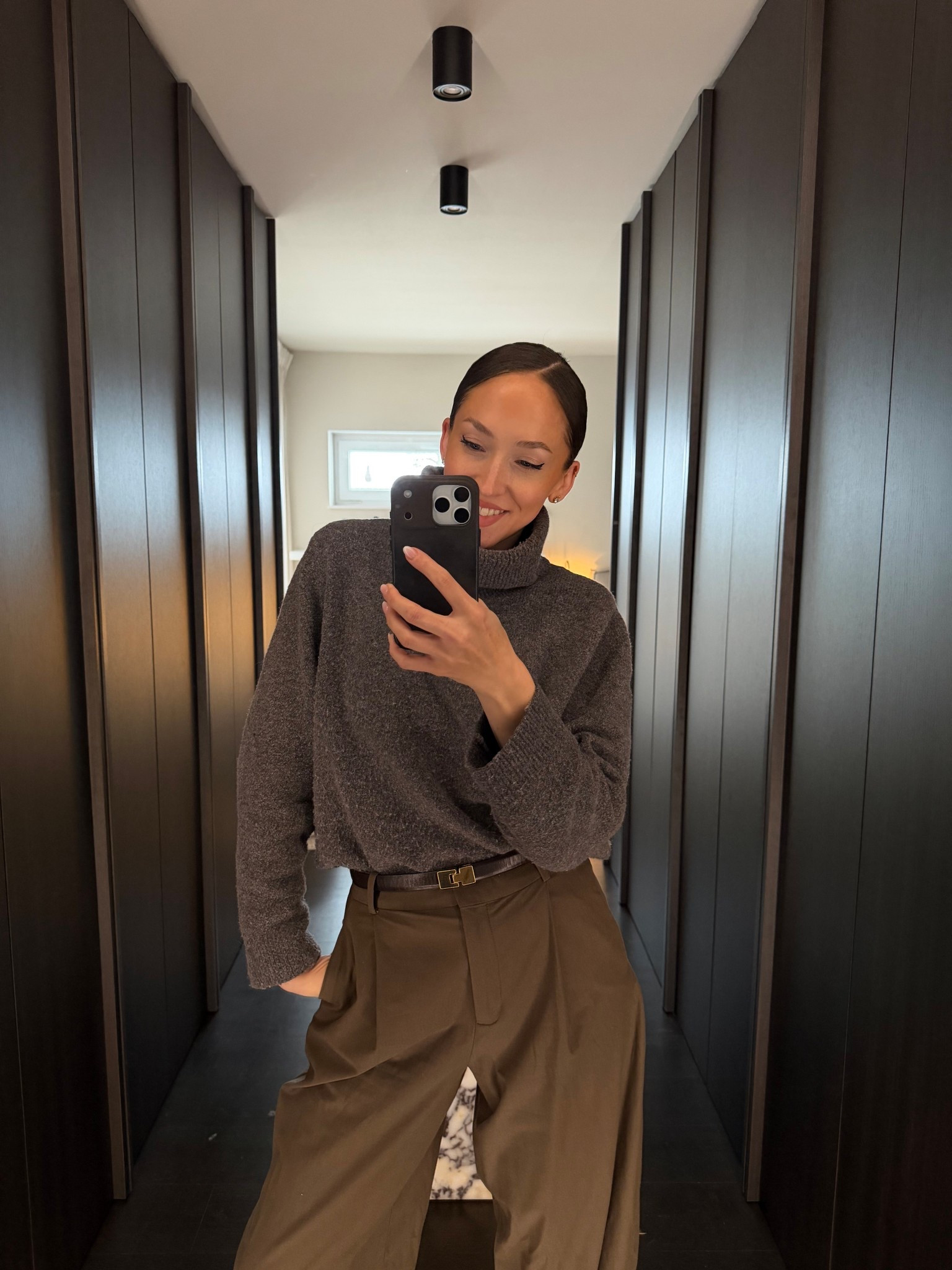 Eleganter Old-Money-Look: schlichter Rollkragen in Grau, hoch geschnittene, weit fallende Stoffhose in Braun, dezenter Gürtel – clean, zeitlos und mühelos chic.

#LTKstyletip #LTKdeutschland #LTKFashionMonth