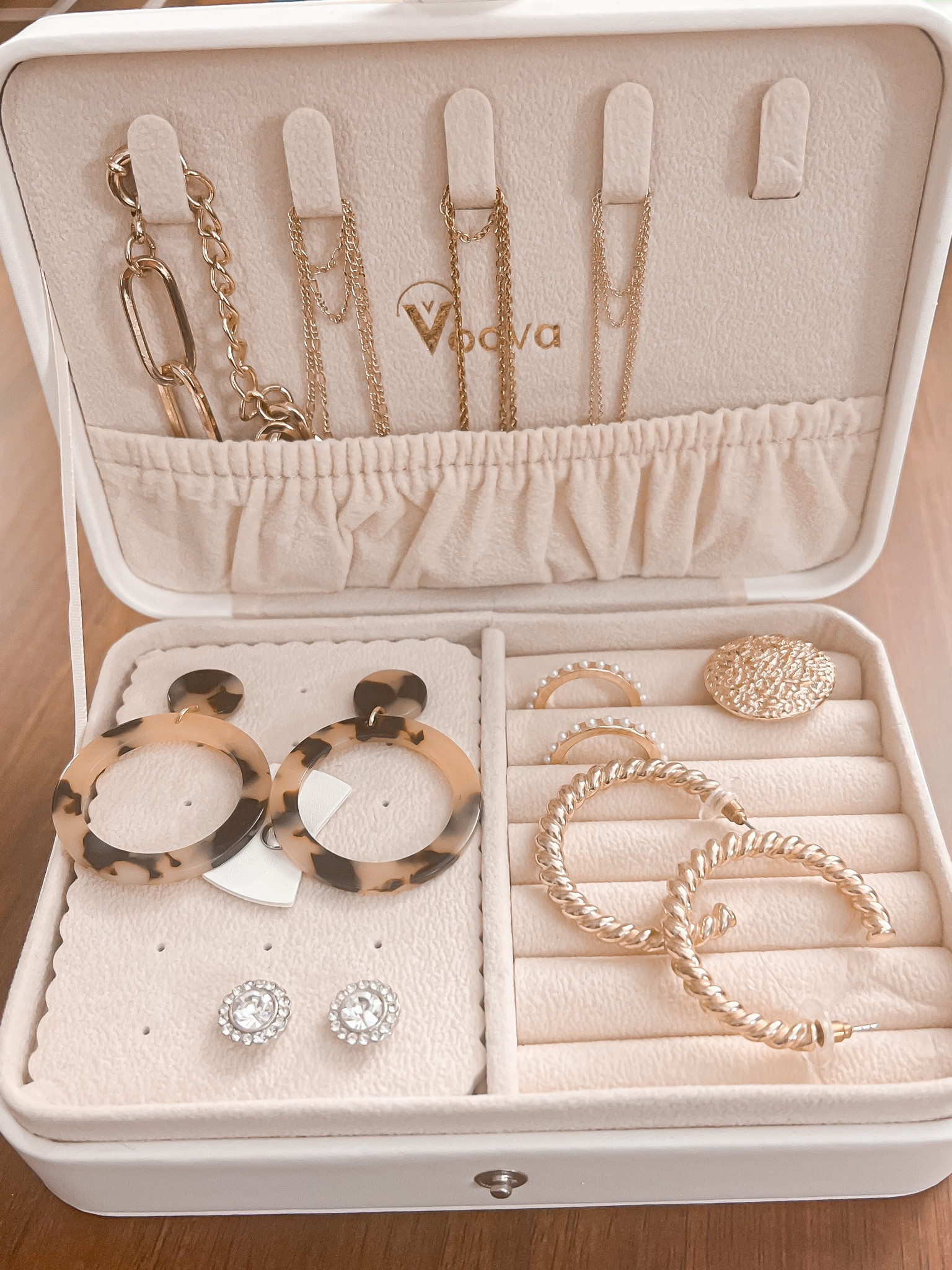 Travel jewelry organizer 

This organizer is so perfect for at home or on the go! It easily hold 6+ necklaces, 10-12 rings, 9+ pairs of earrings and storage underneath for bracelets.  All pending size of jewelry 💕 it is very affordable 

I’ve also linked similar depending on your size preference. I’m very happy with this purchase and I think I need more colors 💜💜

Jewelry organizer, earring holder, ring holder, necklace holder, travel organizer, at home organizer, earring sets, Amazon finds, Amazon organizing, amazon jewelry, affordable jewelry, rings, necklace, earrings, bracelets

#LTKtravel #LTKxPrimeDay #LTKstyletip