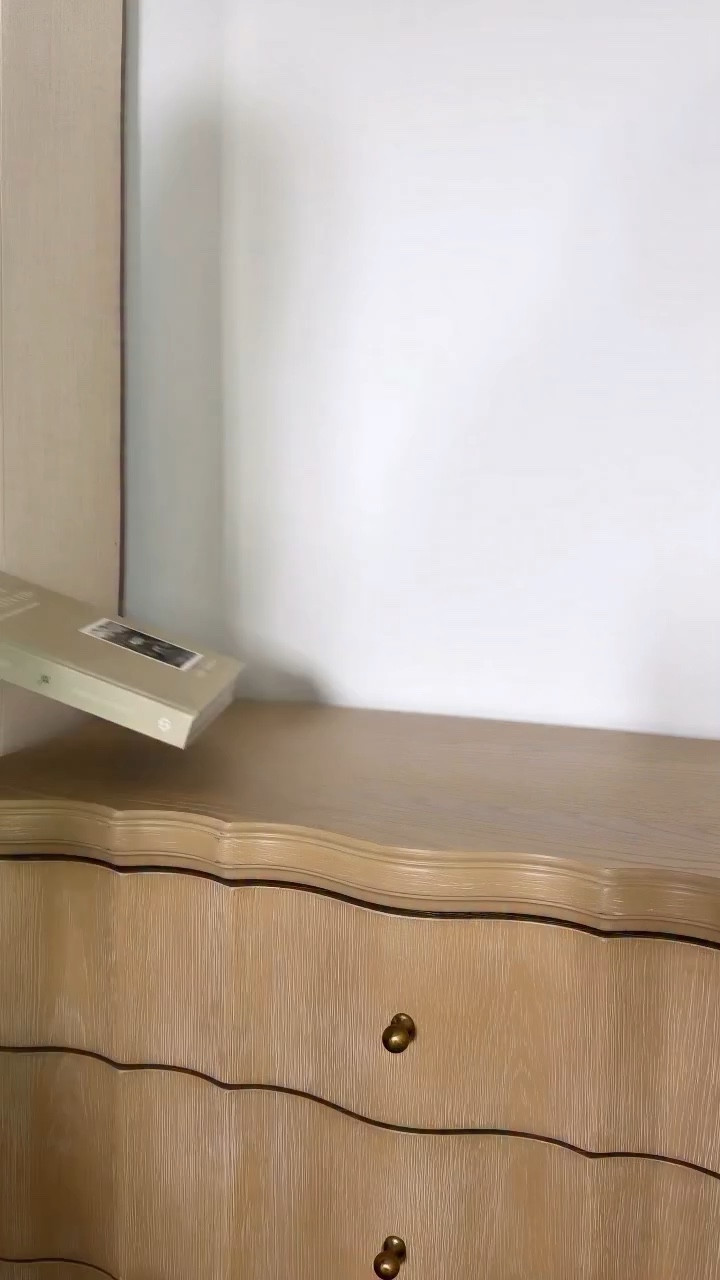 Una de mis metas del 2026 es regalarme la tranquilidad de más espacios perfectamente organizados! Ver mi mesa de noche así me hace suspirar 🥹🤌🏻 quien más ama la organización?!