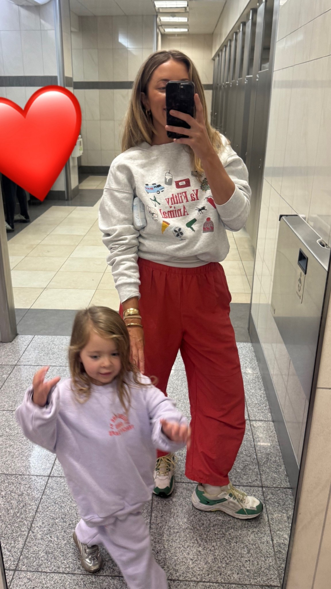 Size large sweatshirt 
Size small pants, I feel like they run smaller in the waist. Color is cherry crush 