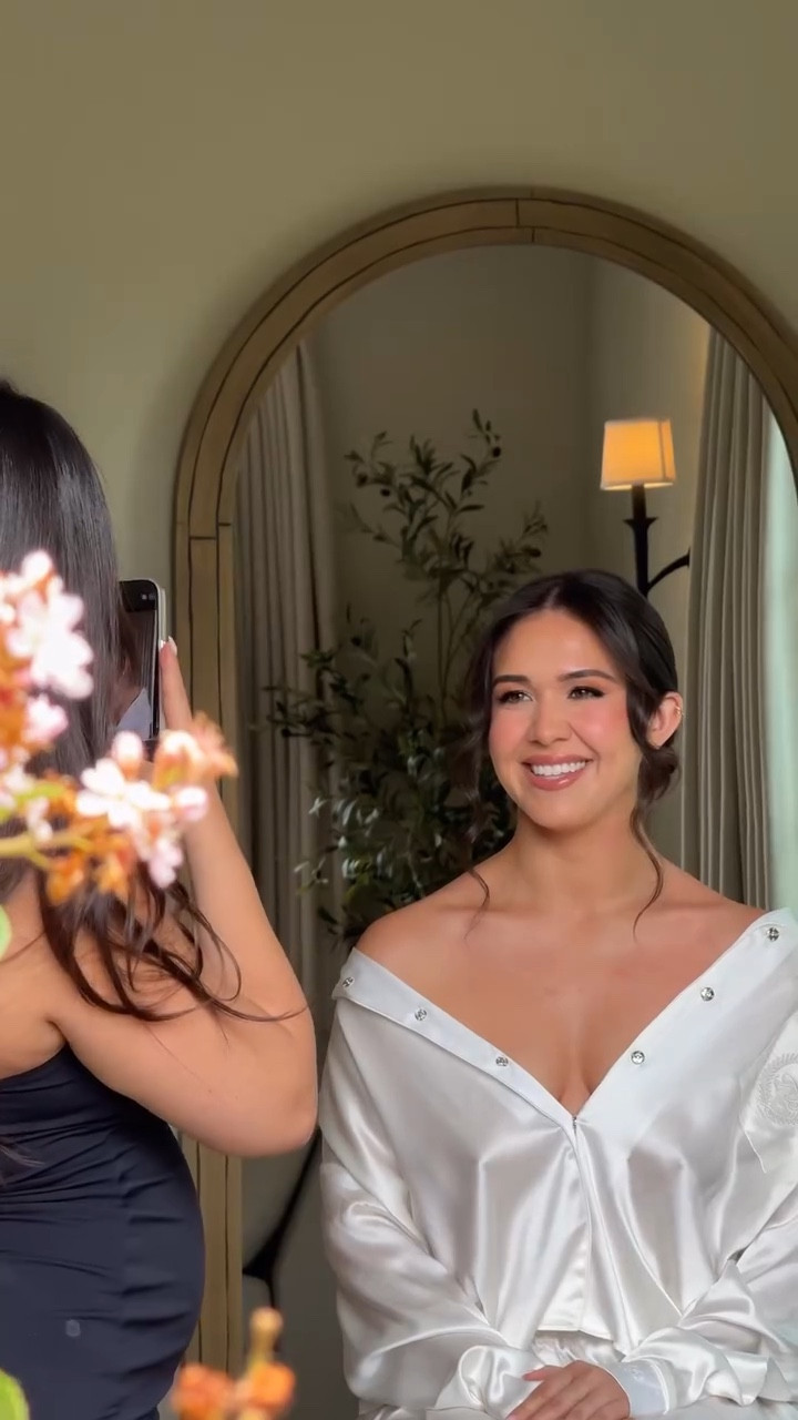 getting ready with the girls 🫶🏼 

#bridalglam #bridalmakeup #gettingready #grwm #weddingday #bridal #bridalinspiration