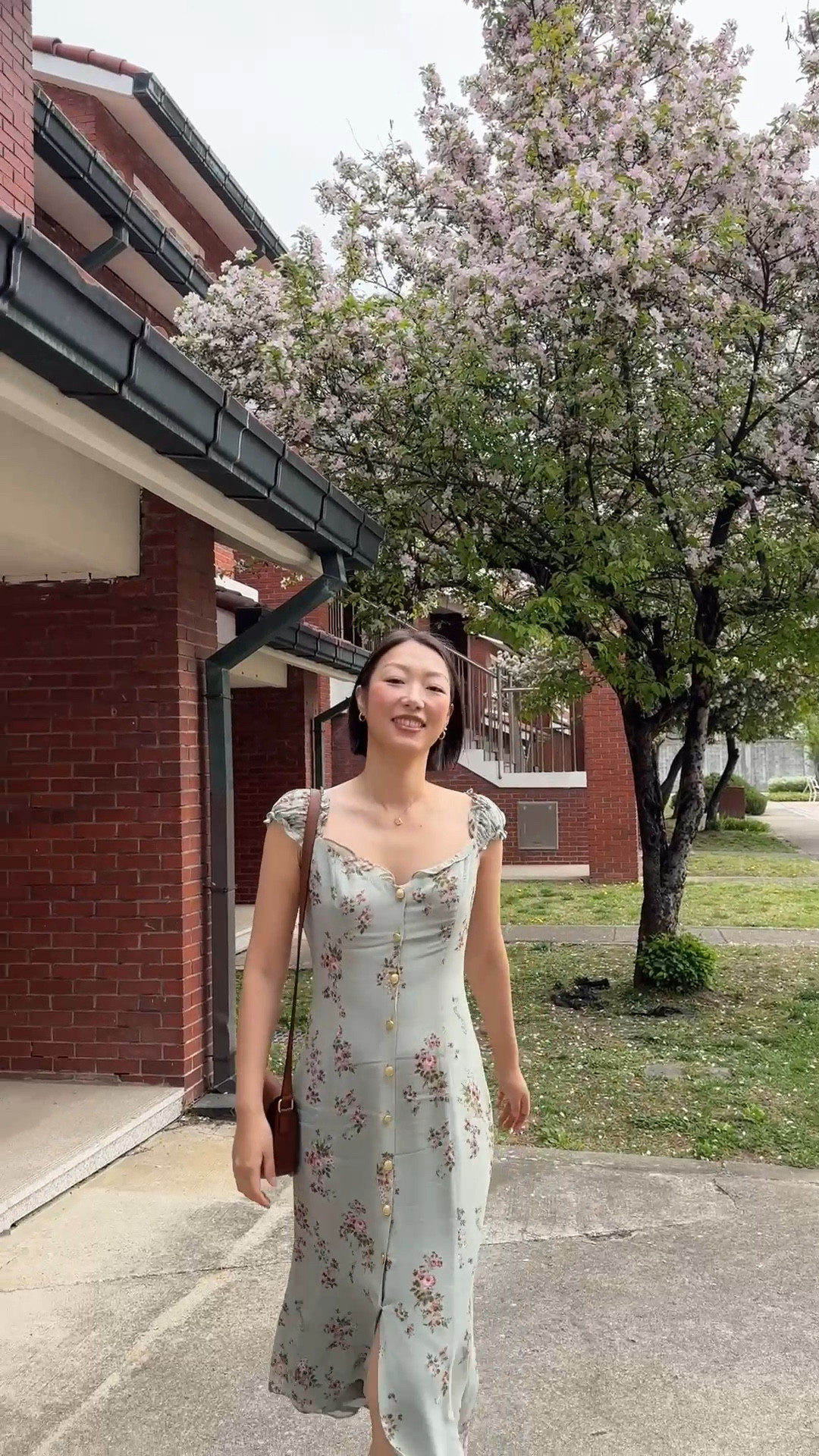 한결 화사한 분위기를 만들어줄 플라워 원피스♥ 낭만적인 패턴과 섬세한 디테일이 포인트예요. :)
#리포메이션 

#LTKVideo #LTKAsia #LTKstyletip