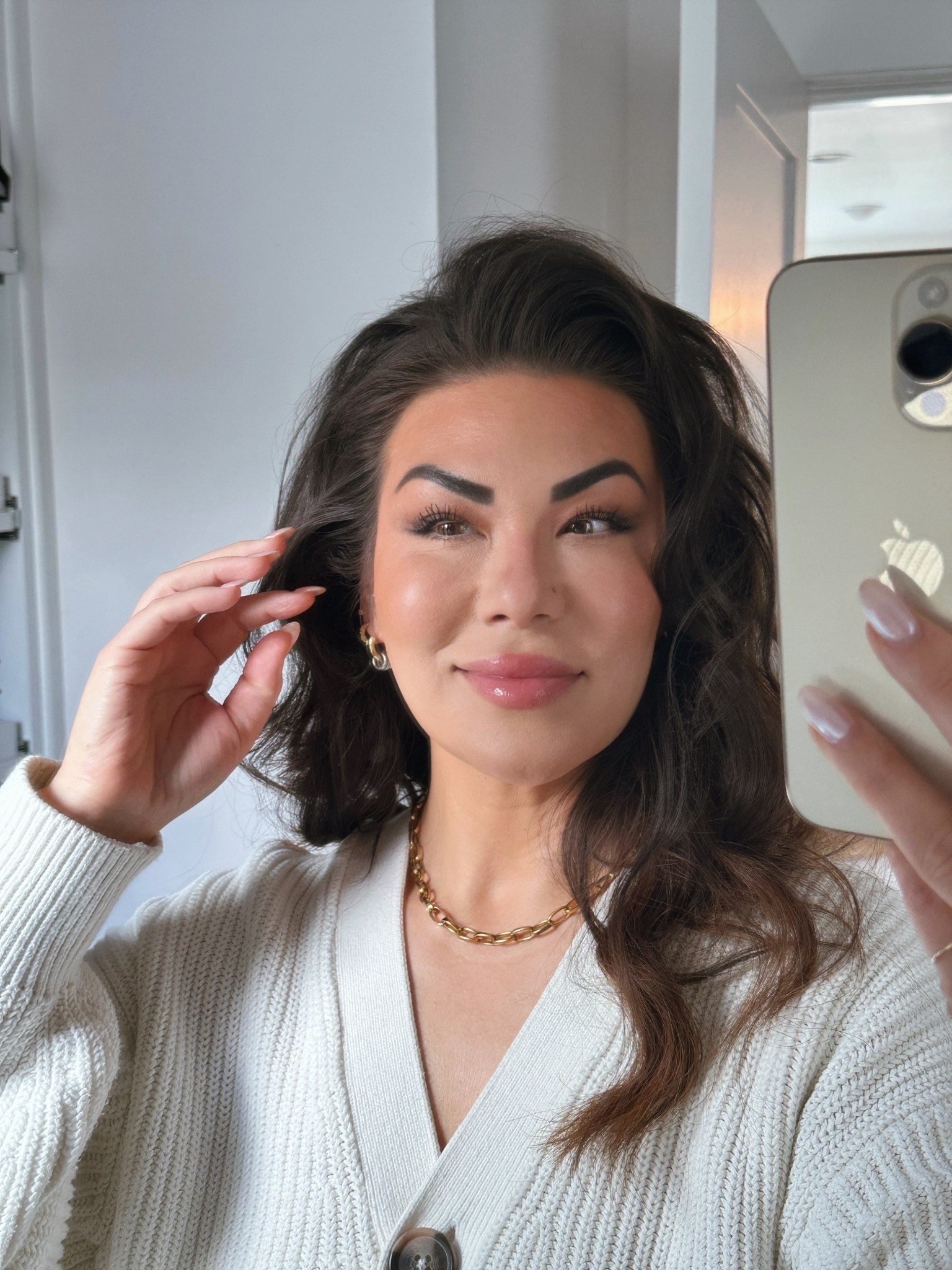 Get ready with me on a random day ✨ It’s been forever since I shared my makeup routine, so here we go!
Starting with energy (obviously) then SPF 45 — I love how hydrating this one is, no white cast, and it gives my skin such a glow 🙌 It’s step 1 in my routine and it’s a Sephora exclusive btw 💁‍♀️
Then I go in with my bronzing primer, cc cream + foundation mix, setting spray, concealer, contour, and this blush that I’m obsessed with right now 😍 I blend everything with a damp sponge or angled brush and layer a little lighter concealer under the eyes for a lift. Oh—and Hailey Bieber cheekbone hack? Always.
Set it with translucent powder, bronzer everywhere (including my lids), then brows, mascara, and eyeliner — I like a soft, smudgy shadow liner to lift my eyes.
Final step? The SPF 50 glow sunstick — it's perfect for on-the-go reapplication and keeps me glowing all day. This one’s also available exclusively at Sephora and lives in my bag now.
Comment for links & details 💌
#belif #belifSPF #sephora #gifted
Tagging @belif @sephora


#LTKBeauty #LTKTravel #LTKWorkwear