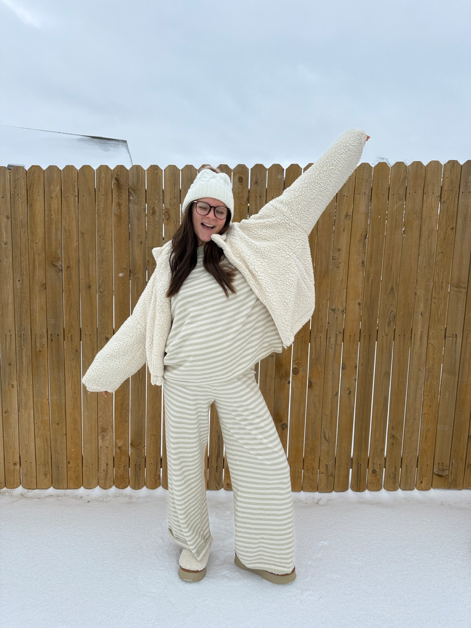 wearing a medium in the top + bottoms! i had to size up a whole size in these clogs just cause they’re so fuzzy! 