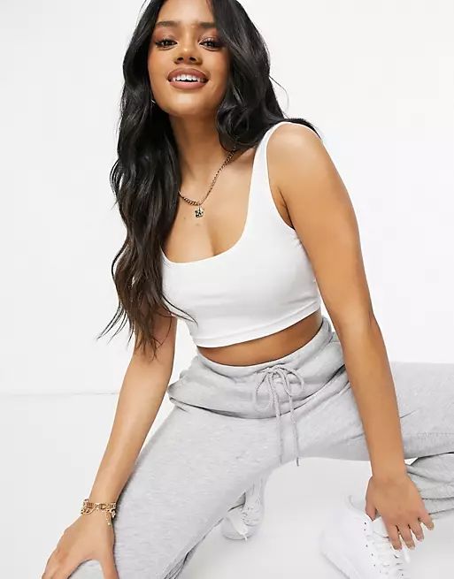 Missguided – Basics – Kurzes Oberteil in Weiß mit tiefem, rundem Ausschnitt | ASOS (Global)