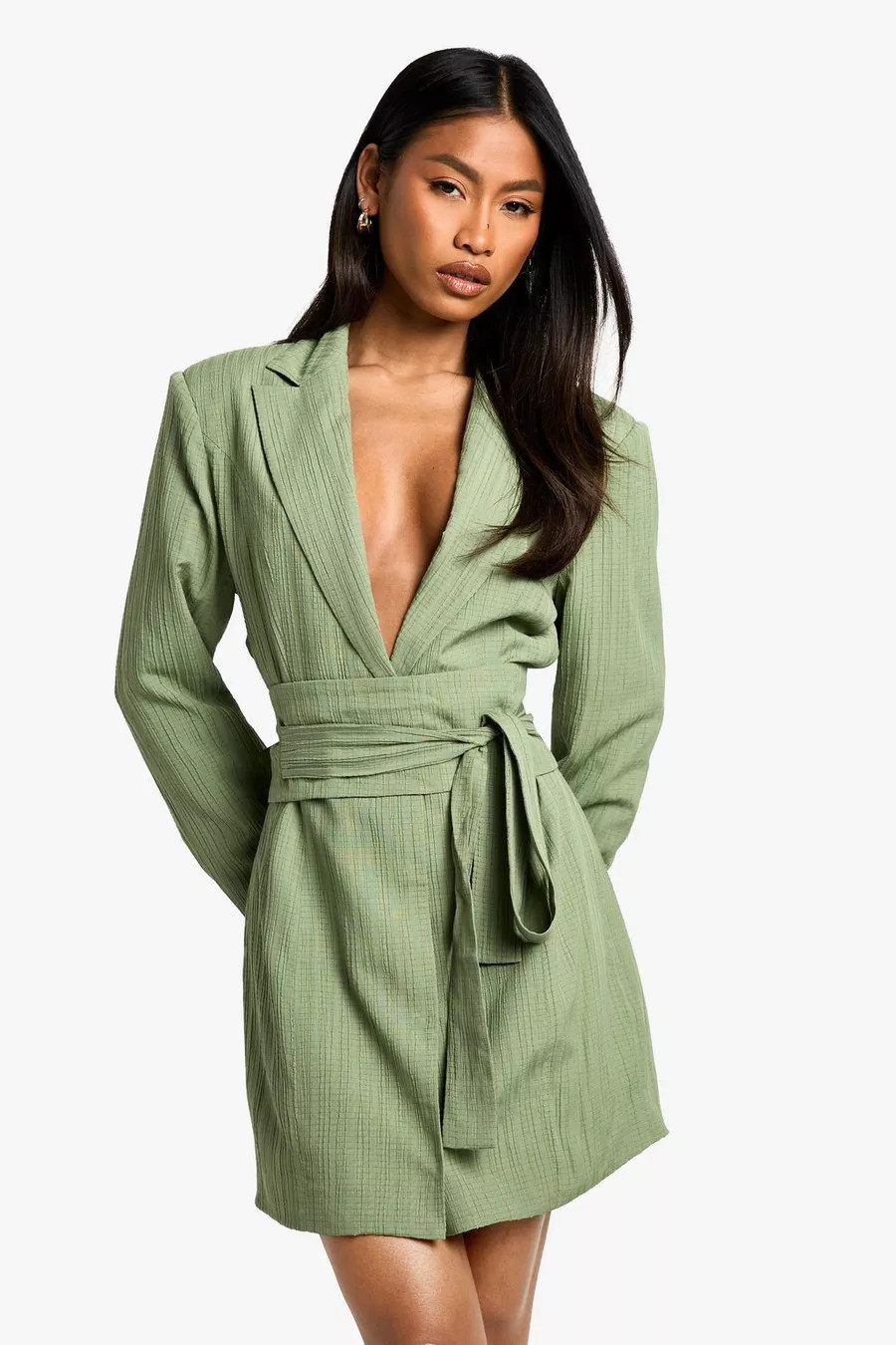 Robe blazer habillée texturée à ceinture | Boohoo.com (FR)