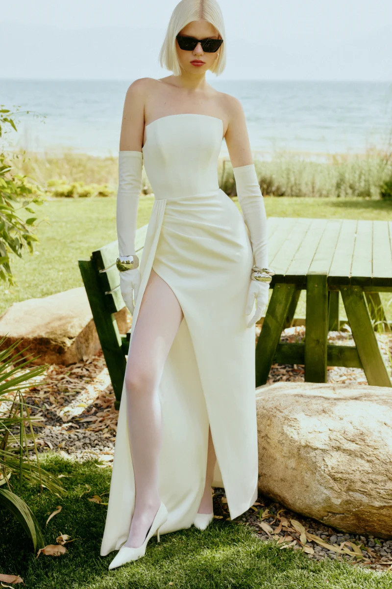 WHITE STRAPLESS CREPE DRESS WITH DEEP SLIT | Sudi Etuz | CULT MIA | CULT MIA UK LTD