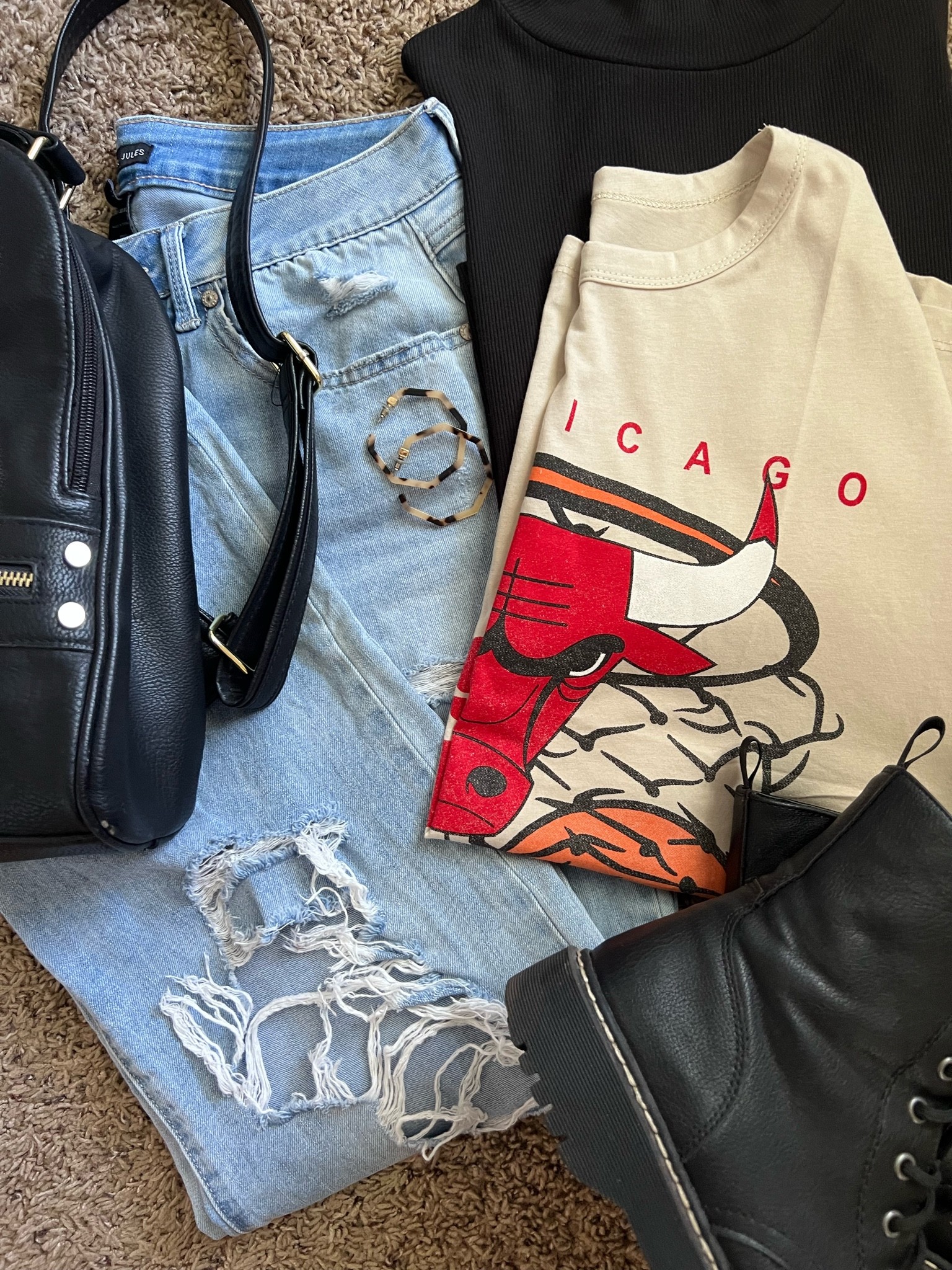 Casual outfit | graphic tee 

#LTKbeauty #LTKitbag #LTKstyletip