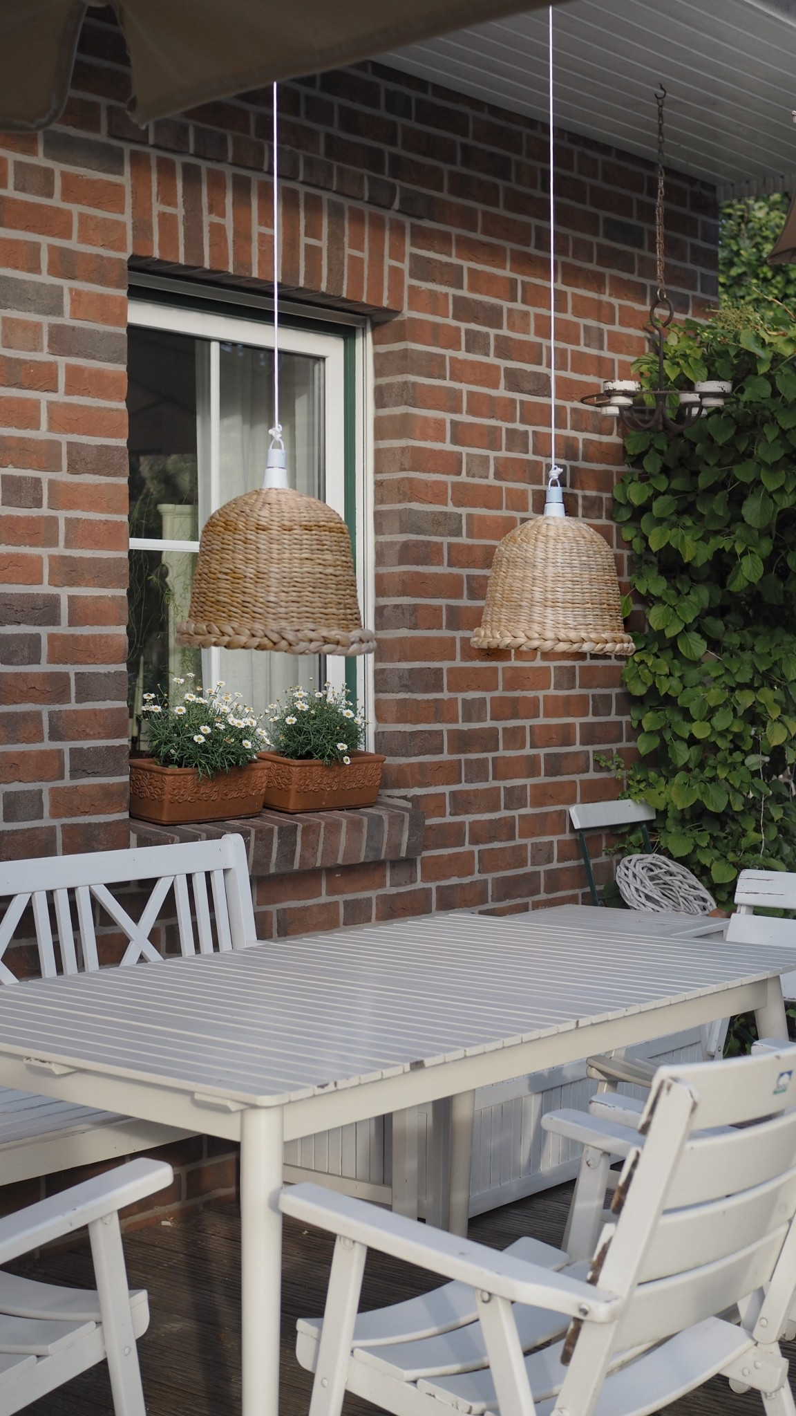 Outdoor-Hack für noch mehr Gemütlichkeit 🤍. Ich habe die alten Pendelleuchten gegen die neuen MÄVINN Hängeleuchtenschirme von IKEA ausgetauscht – und bin begeistert! 

#LTKdeutschland #LTKhome #LTKstyletip