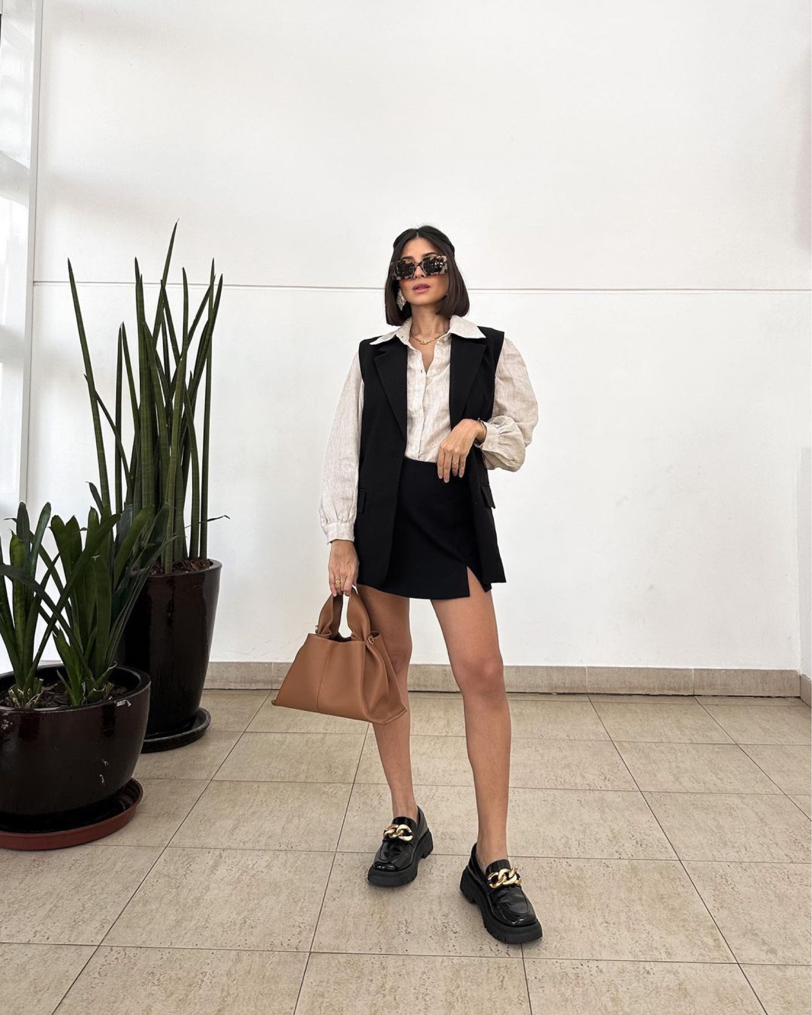 Aquele lookinho do dia com peças-chave que a gente ama: Colete sobreposto com uma camisa de linho + saia preta como base + mocassim + bolsa caramelo + óculos pra dar close 🖤

#LTKbrasil