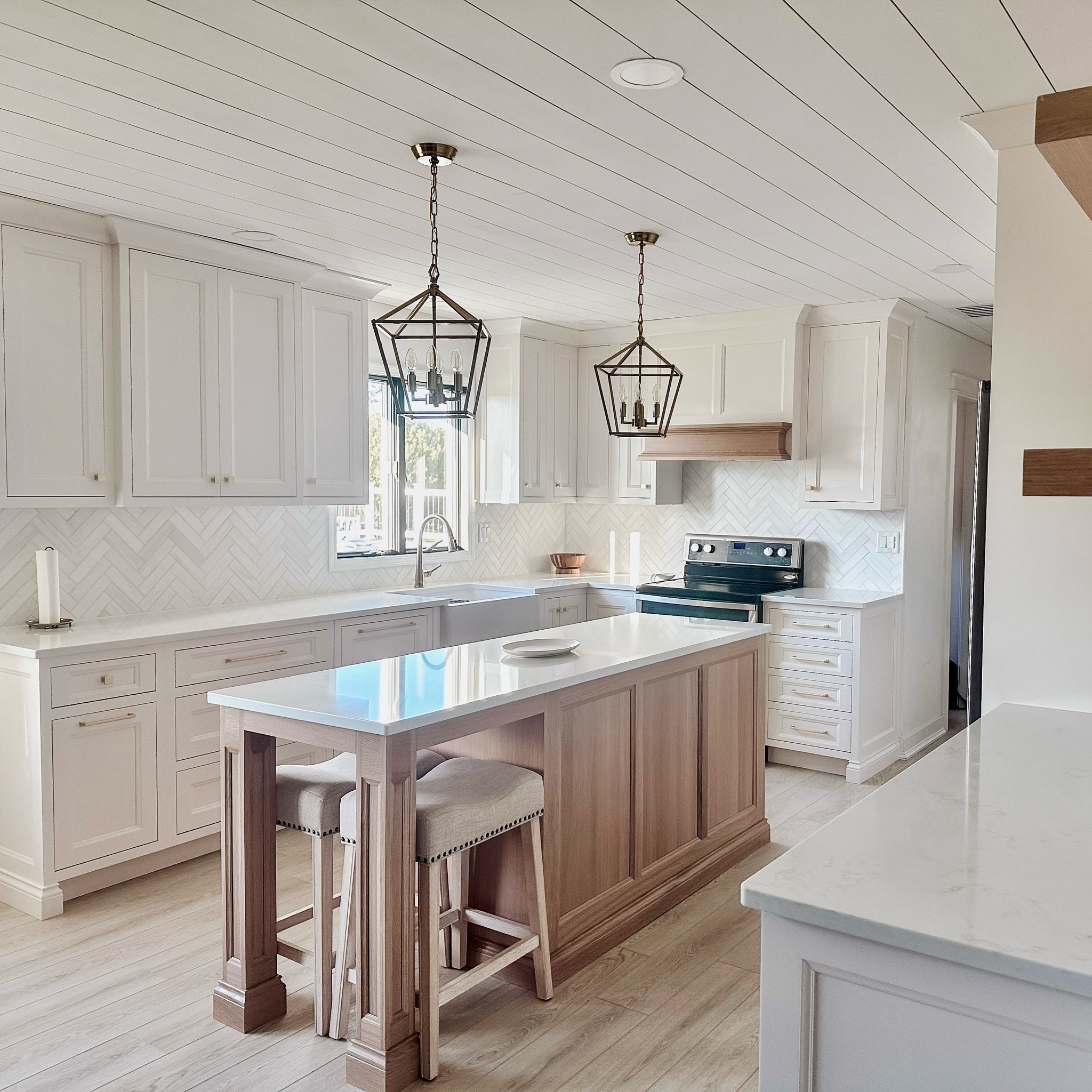 Kitchen design. Neutral kitchen ideas. White and gold kitchen. Kitchen island seating  

#LTKHome #LTKStyleTip