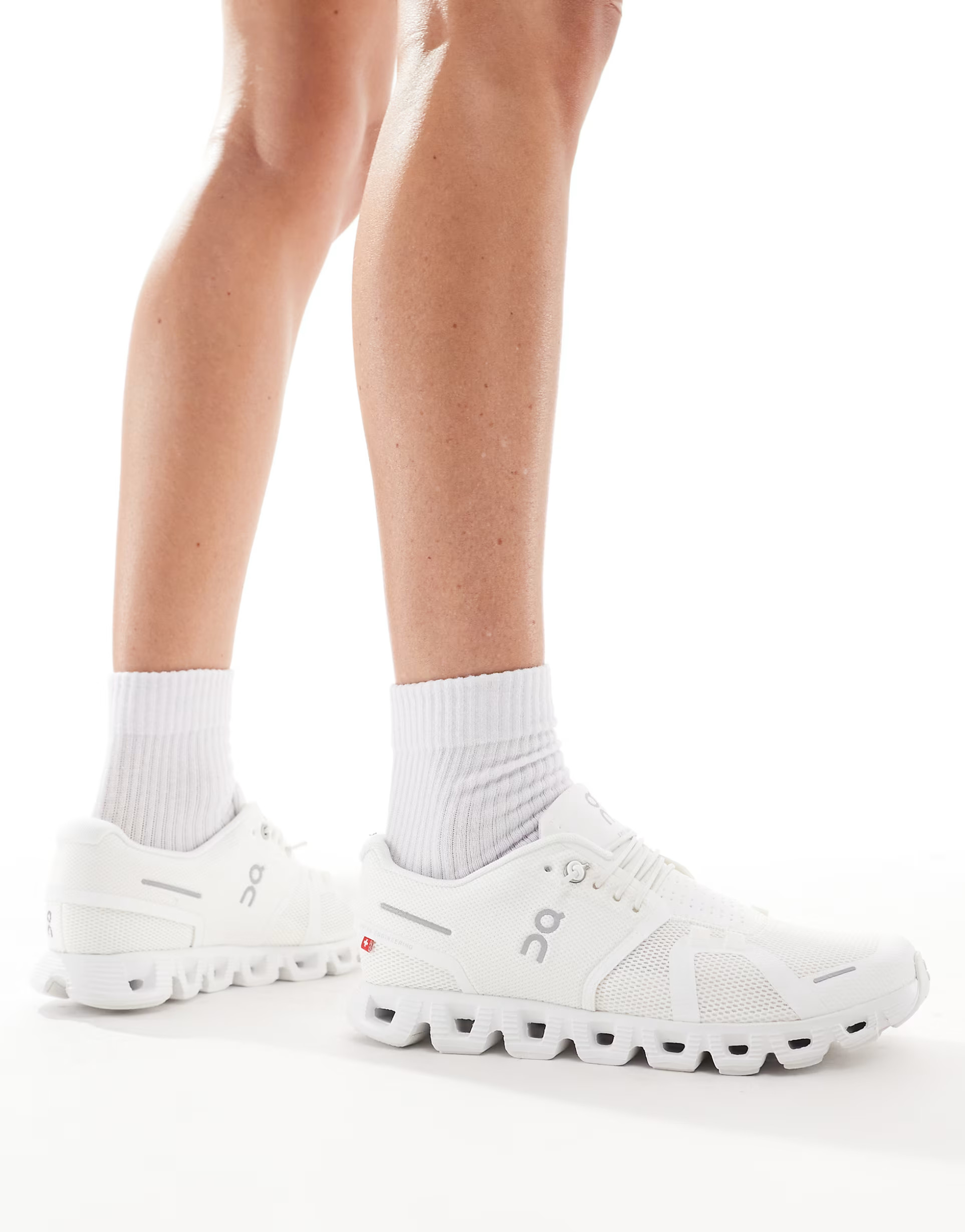 ON Running Cloud 5 trainers in white | ASOS (Global)