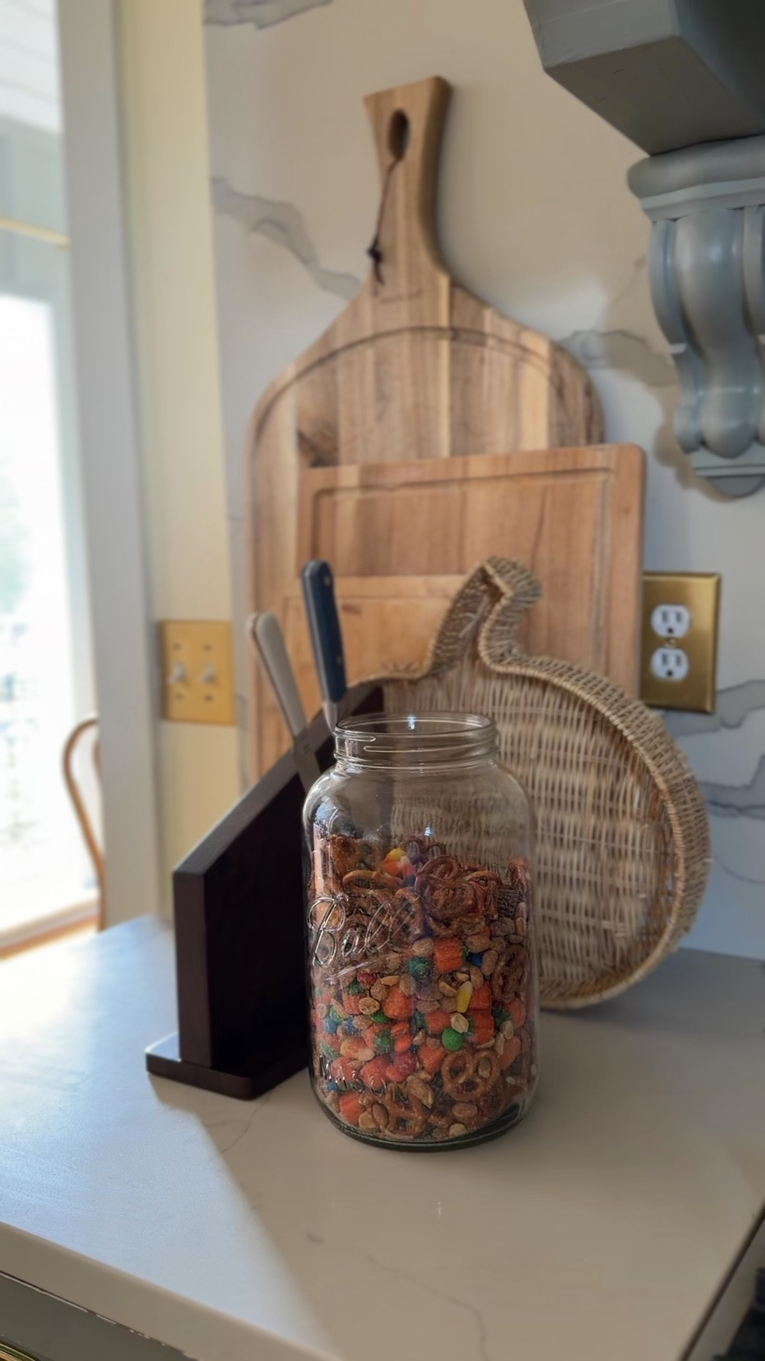 Love this gallon jar! 🫙 the pumpkin tray is from @Walmart

#LTKHome #LTKSeasonal
