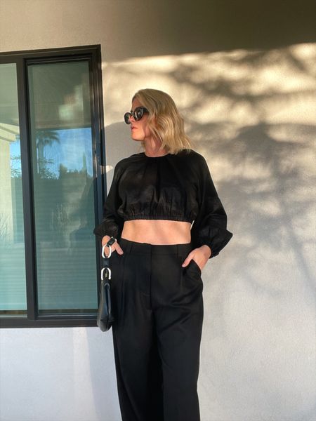 Linen 🖤 These pants are the absolute best & run tts! I’m a 6/28 and wearing a M. They are a little loose. 

#linen #dissh #lioness #aninebing #diffeyewear #minimalstyle 