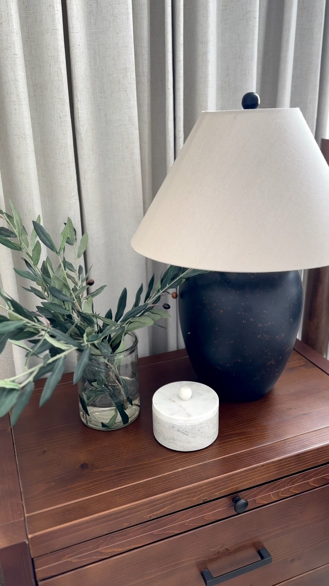 Nightstand must haves!

Lamps, nightstands, nightstand decor, stems, vases, home decor, bedroom ideas, bedroom design

#LTKHome