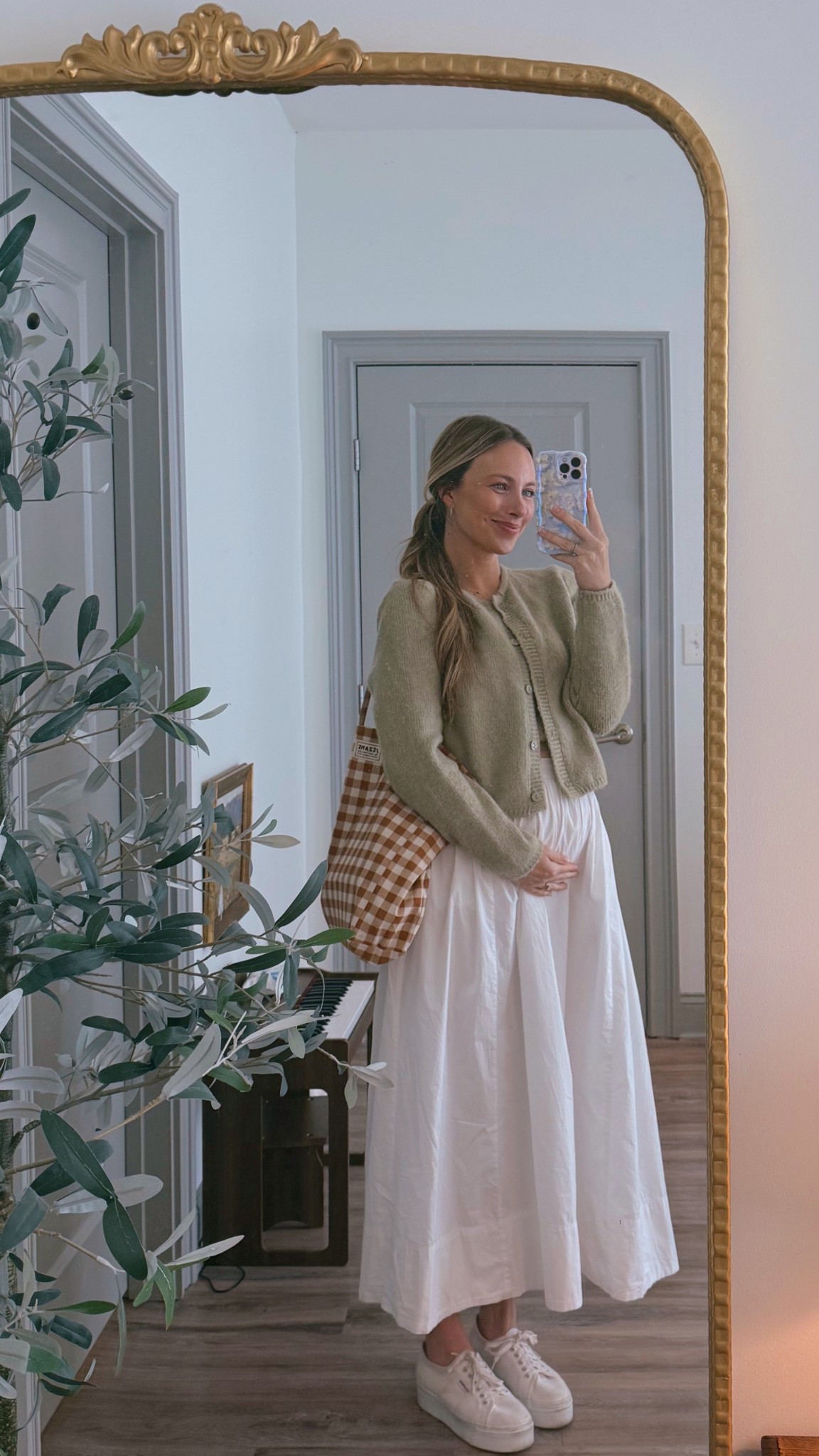 this white aerie skirt I’ve been obsessing over is on sale!!!! 🤍🕊️