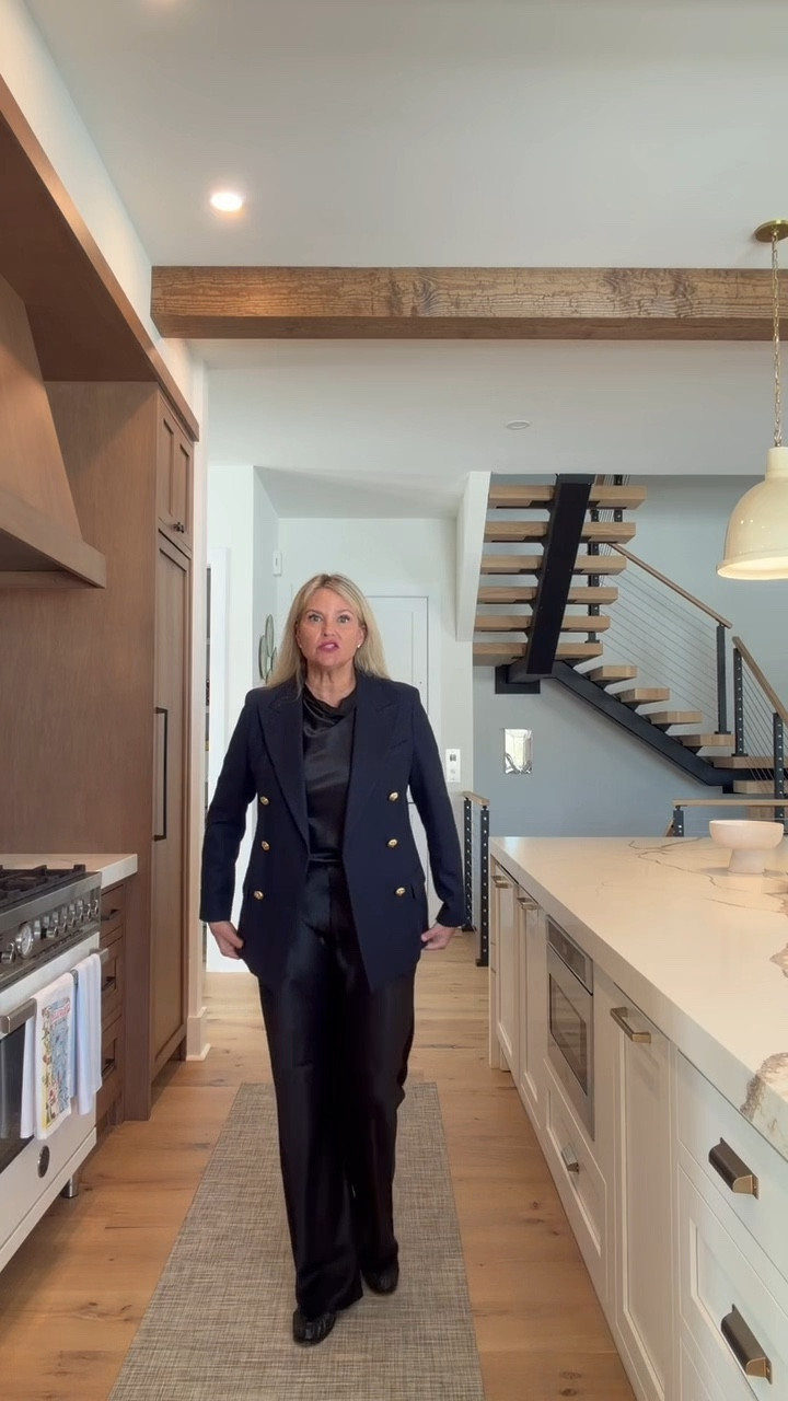 Day 2 of my Transitional Blazer Series 🤍
This one is an old favorite from Rowing Blazers and I’ve had it for years — proof that a great blazer never goes out of style. Their tailoring, colors, and fun details are always so good.
I’ve tagged a few current styles from them that I’m loving right now — all perfect for layering now and wearing straight into spring.