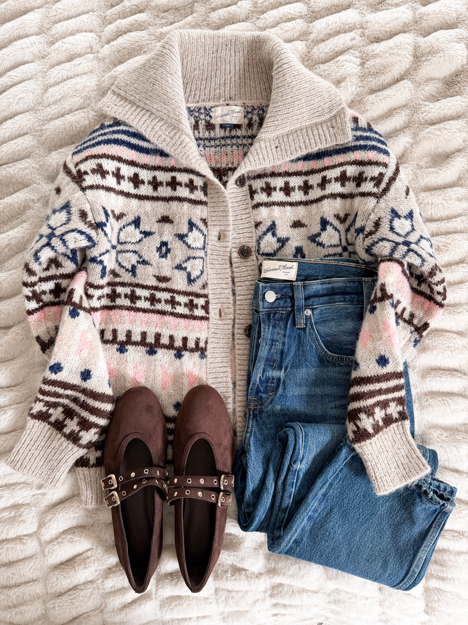 The sweetest cardigan for cozy fall days 🍂 I love the oversized collar, pretty colors and how cute it looks with jeans and chocolate-brown flats!

Comment LINK and I’ll send the outfit details 🫶🏻