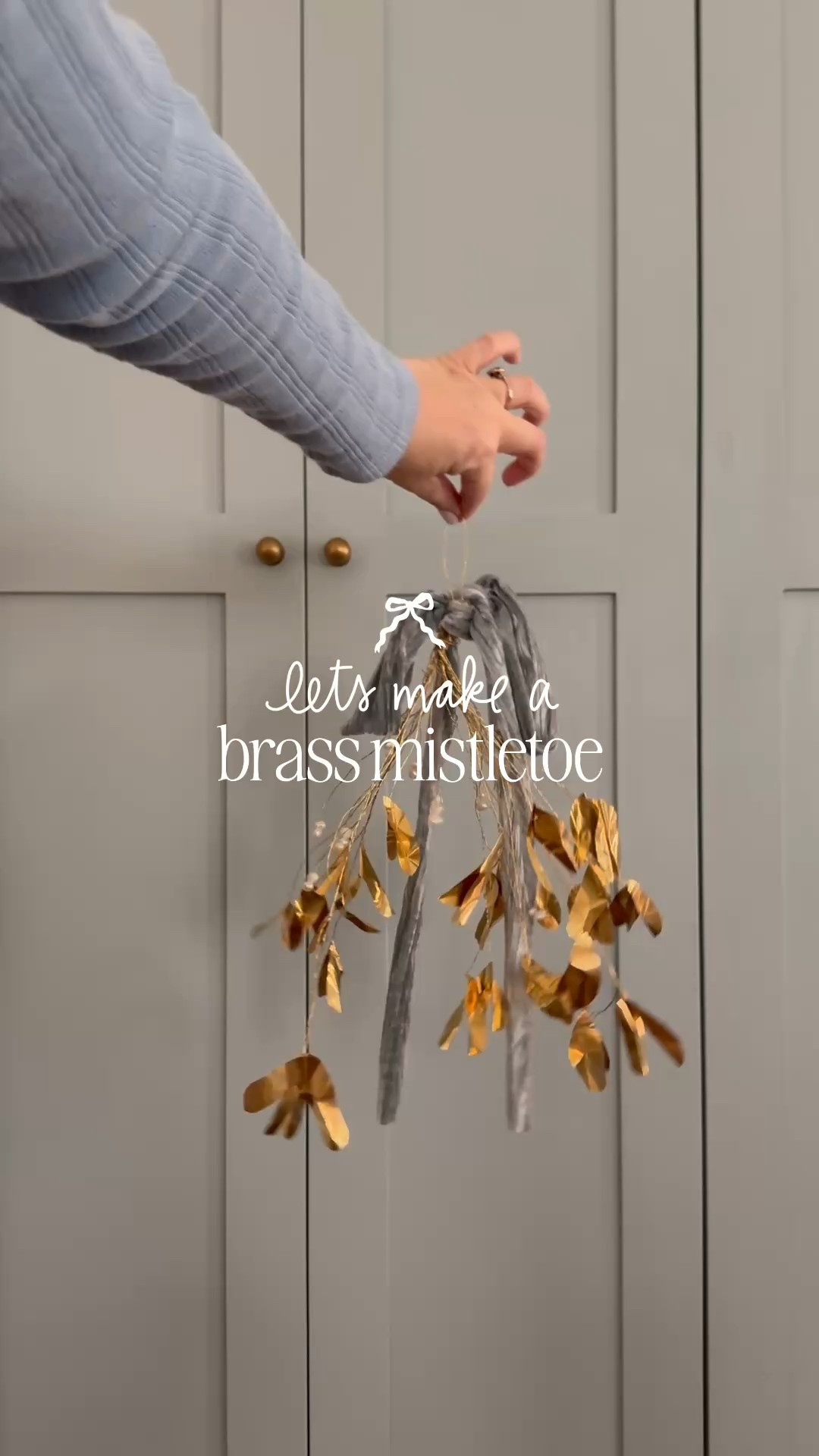how to make a diy brass mistletoe — so simple and SO FREAKING PRETTY!!!! 

#LTKHoliday