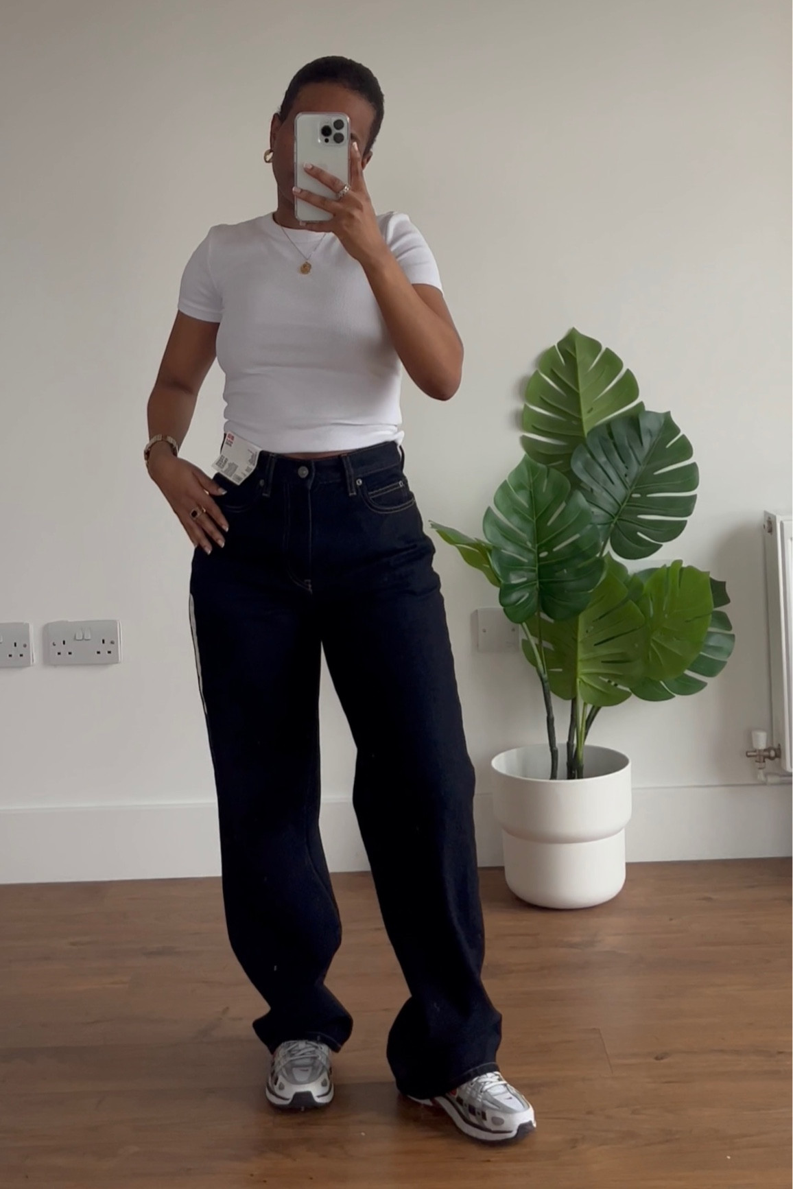 Uniqlo wide leg straight jeans 

#LTKstyletip