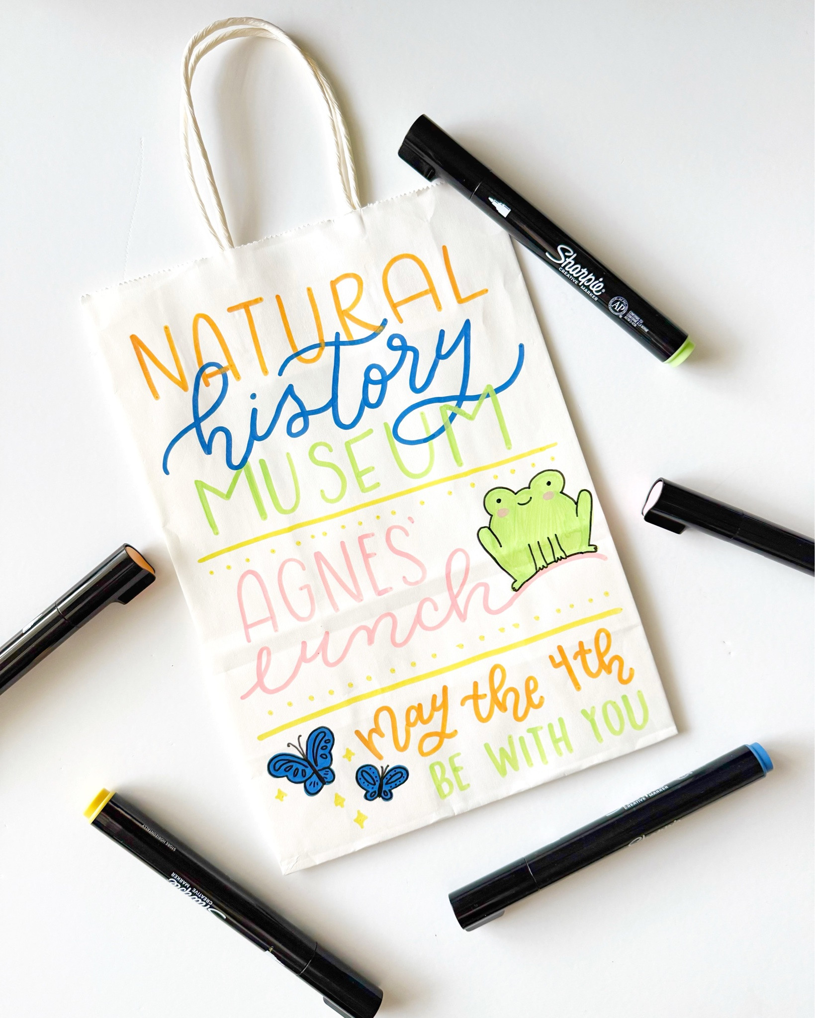 Lunch bag, but make it cute 🐸🦋✨

We’re deep into May-cember over here, which means field trips, teacher appreciation, fundraisers, events and summer prep. 😅 It’s a lot, but at least we have a few fun art projects to go along with all the chaos.

Agnes needed a disposable lunch for her field trip, so I jazzed up a paper bag for her. I did it last time, and she was eager for me to do it again. She’s also been busy with her own art. Swipe to the end to see her teacher appreciation card. 🥺

Hope all the parents are surviving these last few weeks and days of school! 

Pens: @sharpie creative markers

#fieldtripday #fieldtriplunchbag #sharpiecreativemarkers #teacherappreciationweek