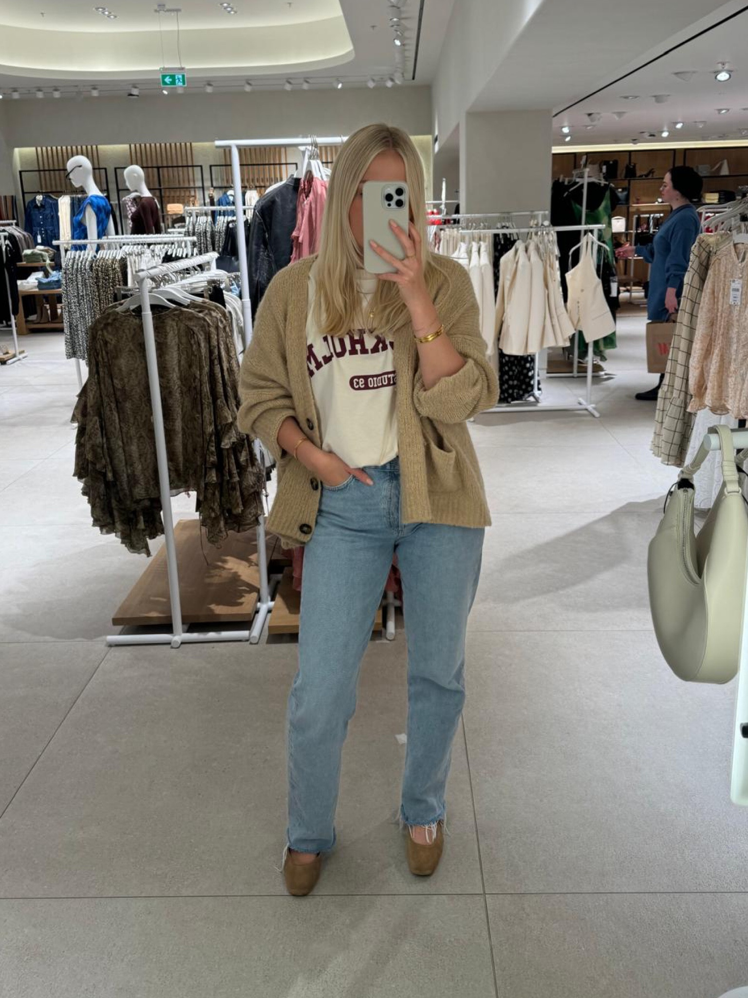 Transitional outfit 🫶🏼

Cardigan, new in, graphic tshirt, ballet flats

#LTKeurope #LTKuk #LTKautumn